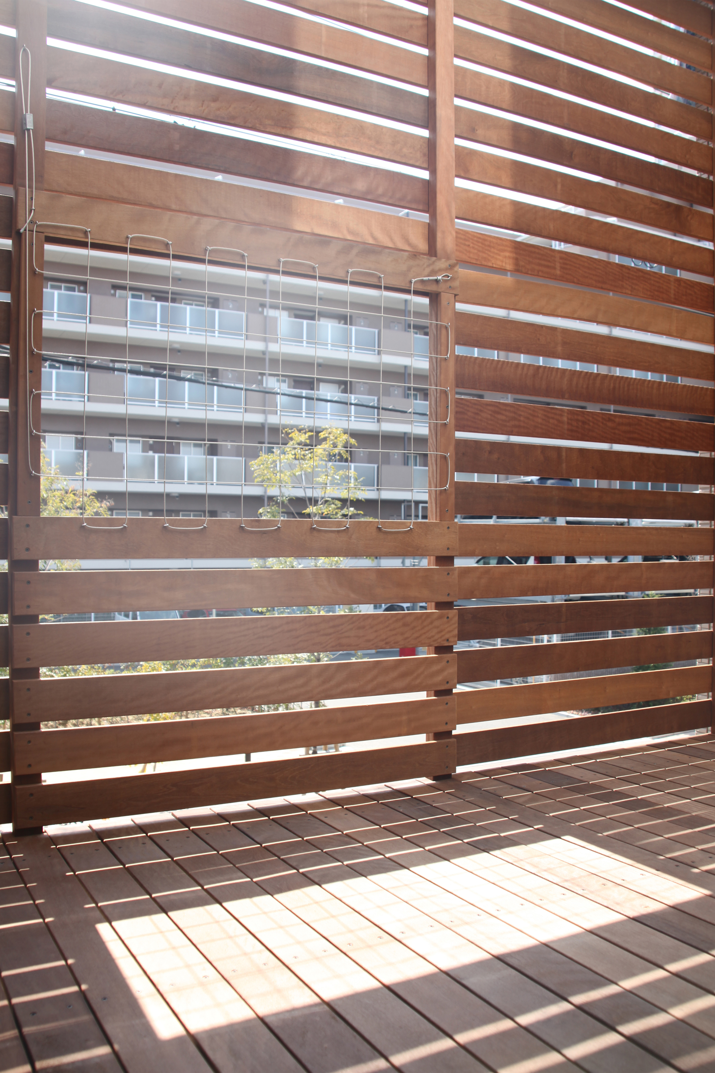 クライアント自らが施工したバルコニーとルーバー