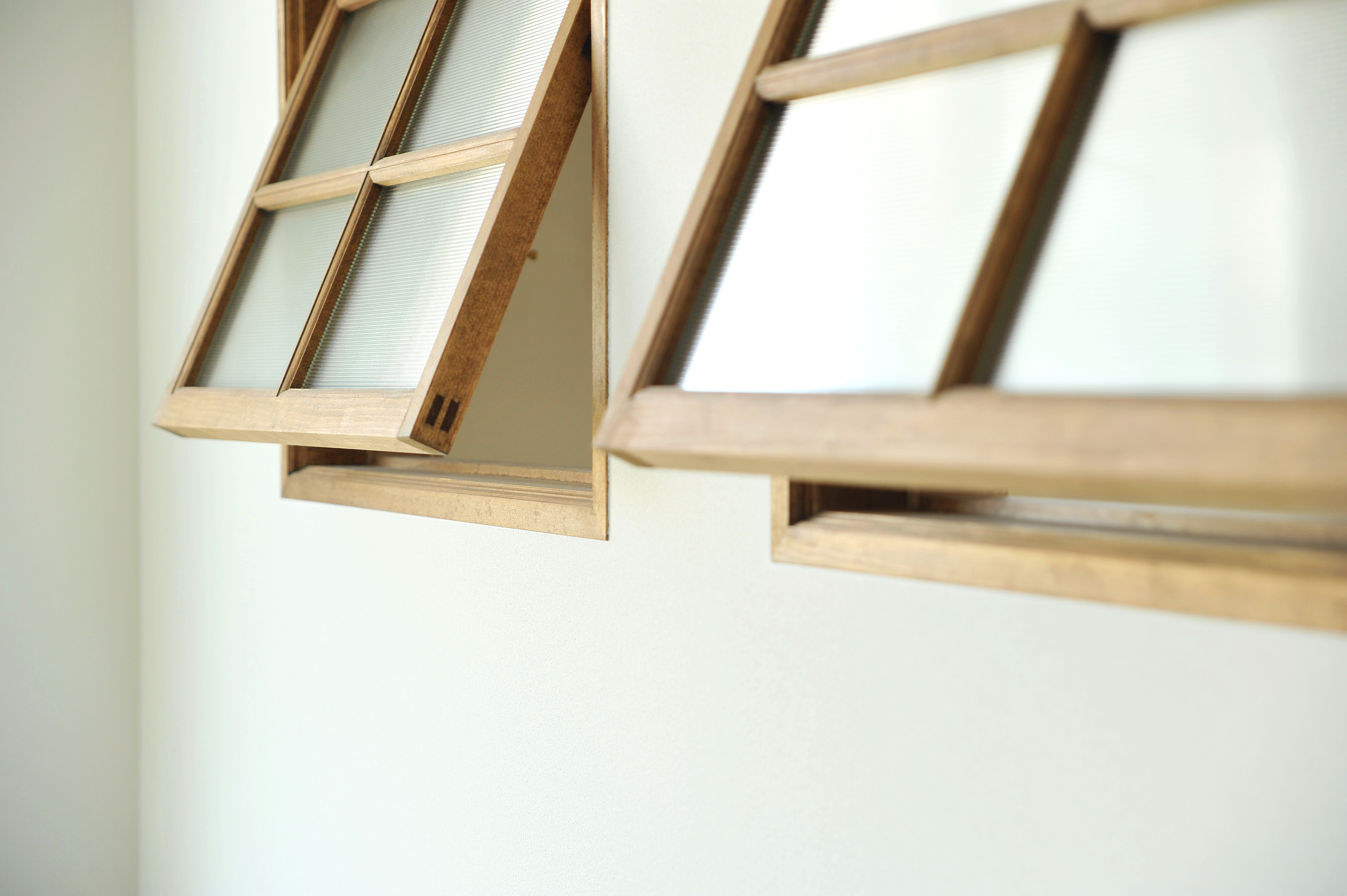 吹き抜けに繋がる窓