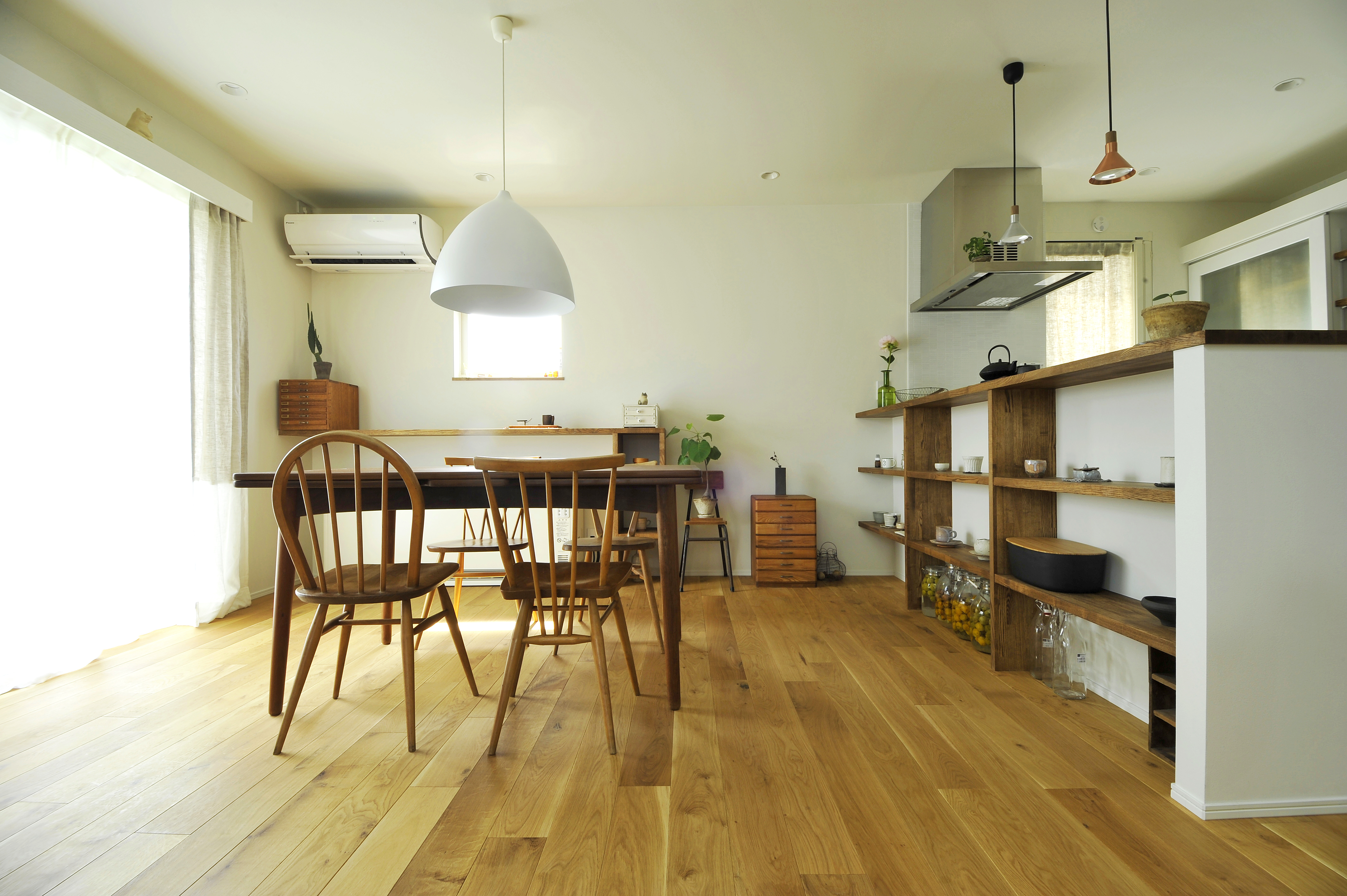 南面からの光を受け、明るく開放的なDK