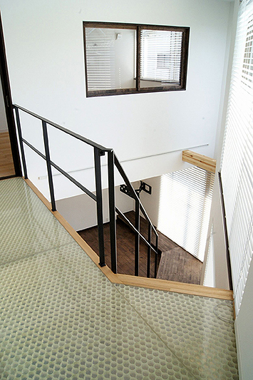 ＦＲＰハニカムコアを採用した廊下