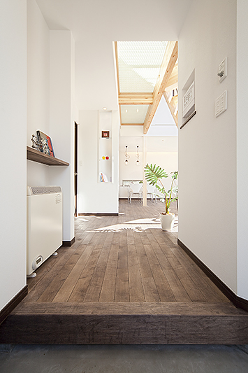光を透過され１階の隅々まで明るい空間