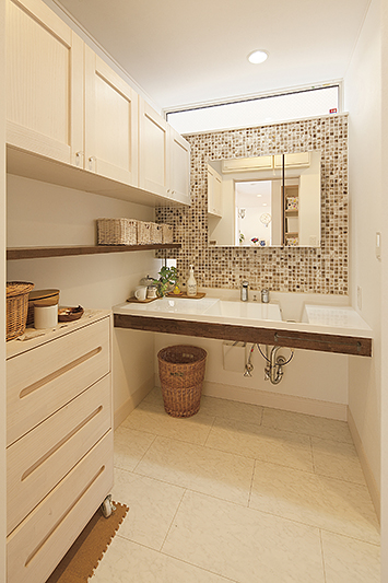 モザイクタイルが印象的な洗面化粧台