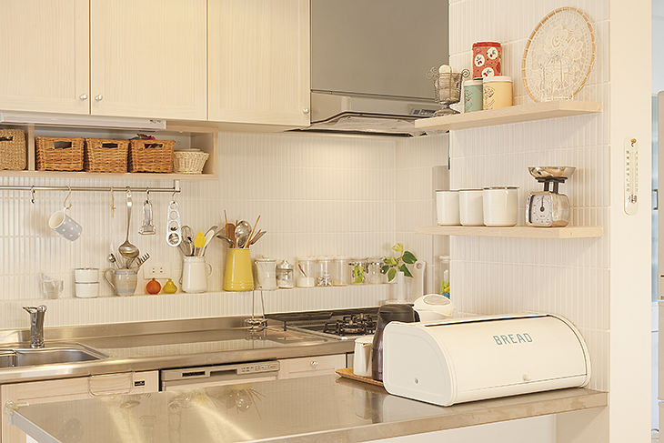 たくさんの飾り棚を造作したキッチン