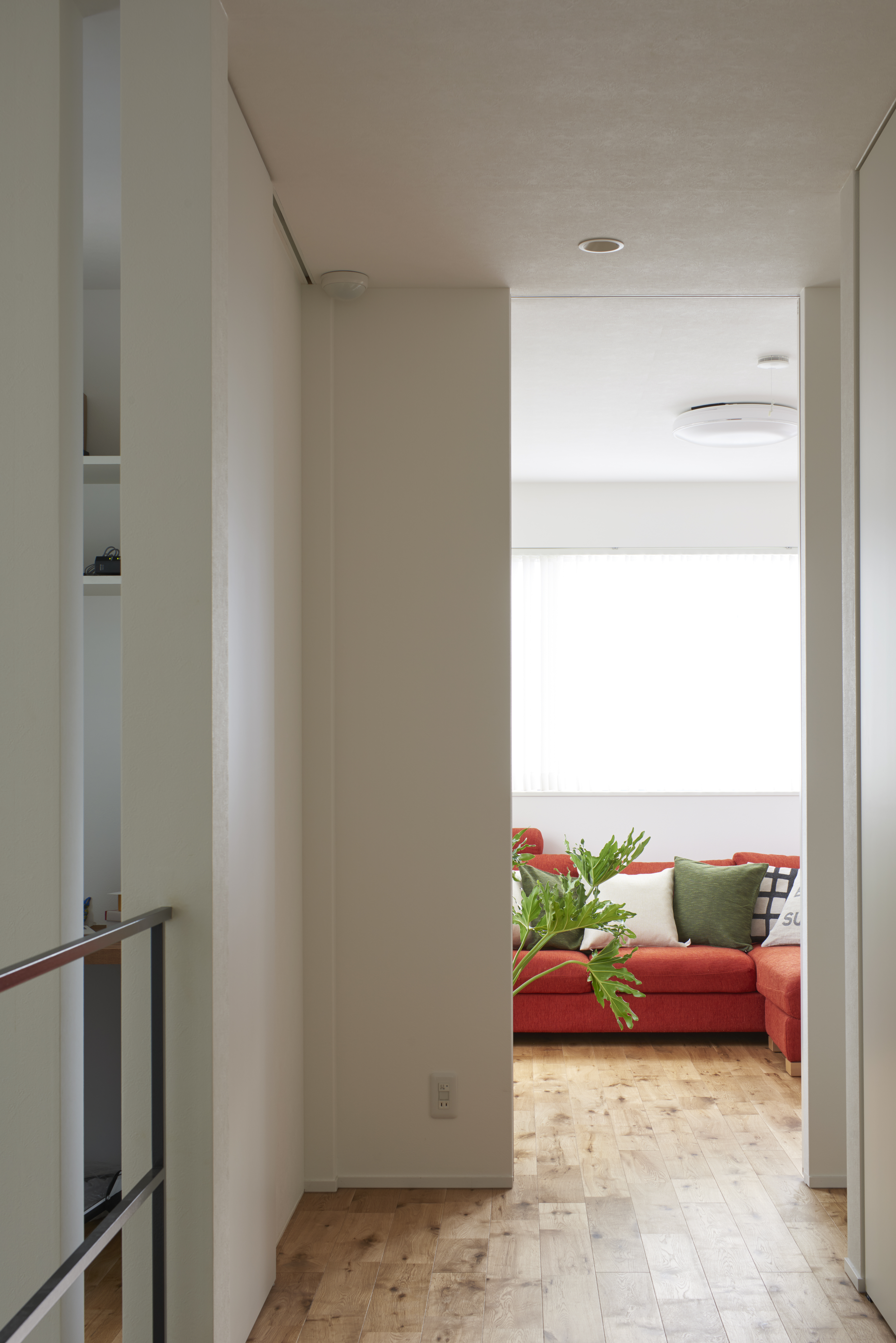 廊下から2階のリビングスペースを望む