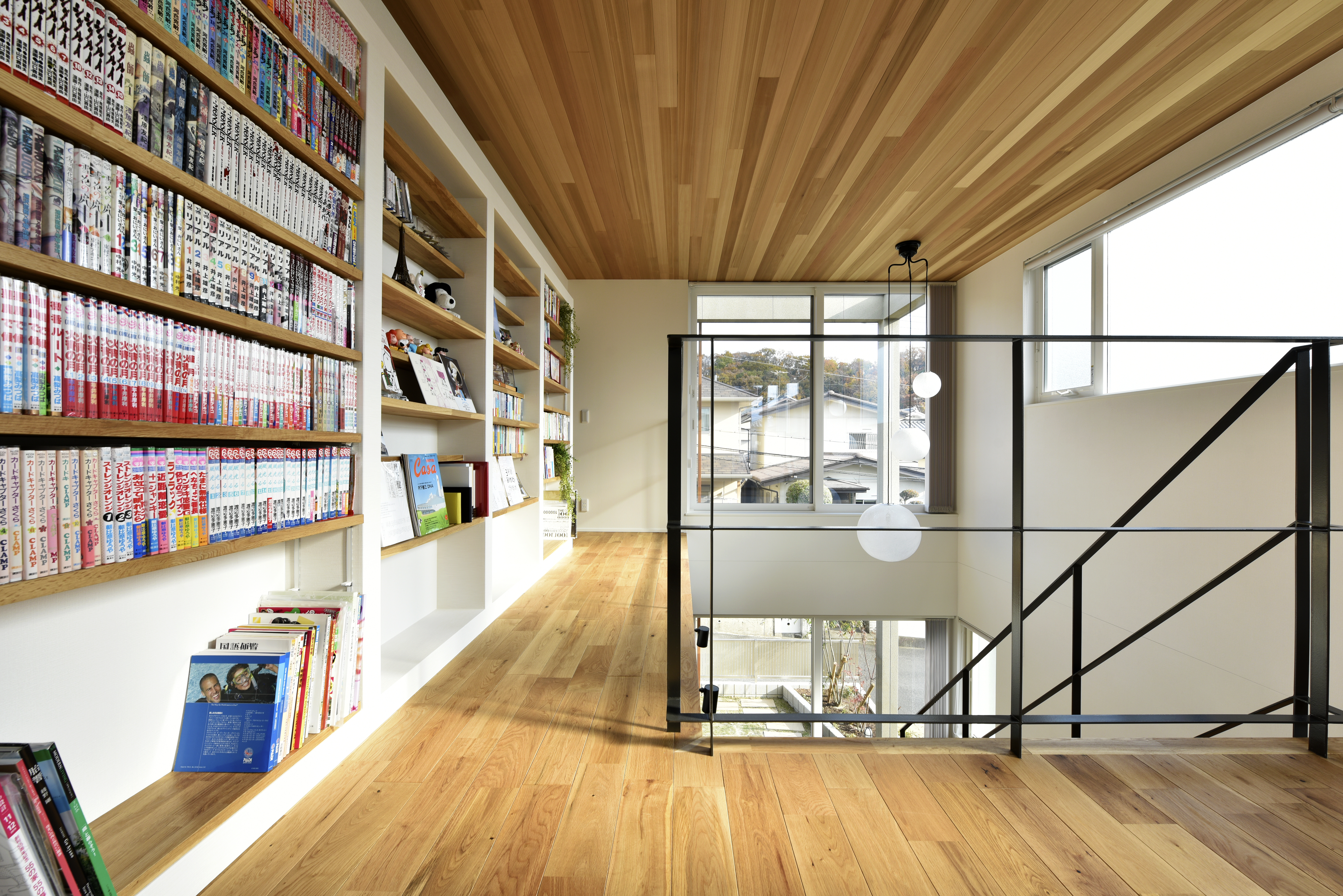 ２階ホールには家族共用のブックコーナー
