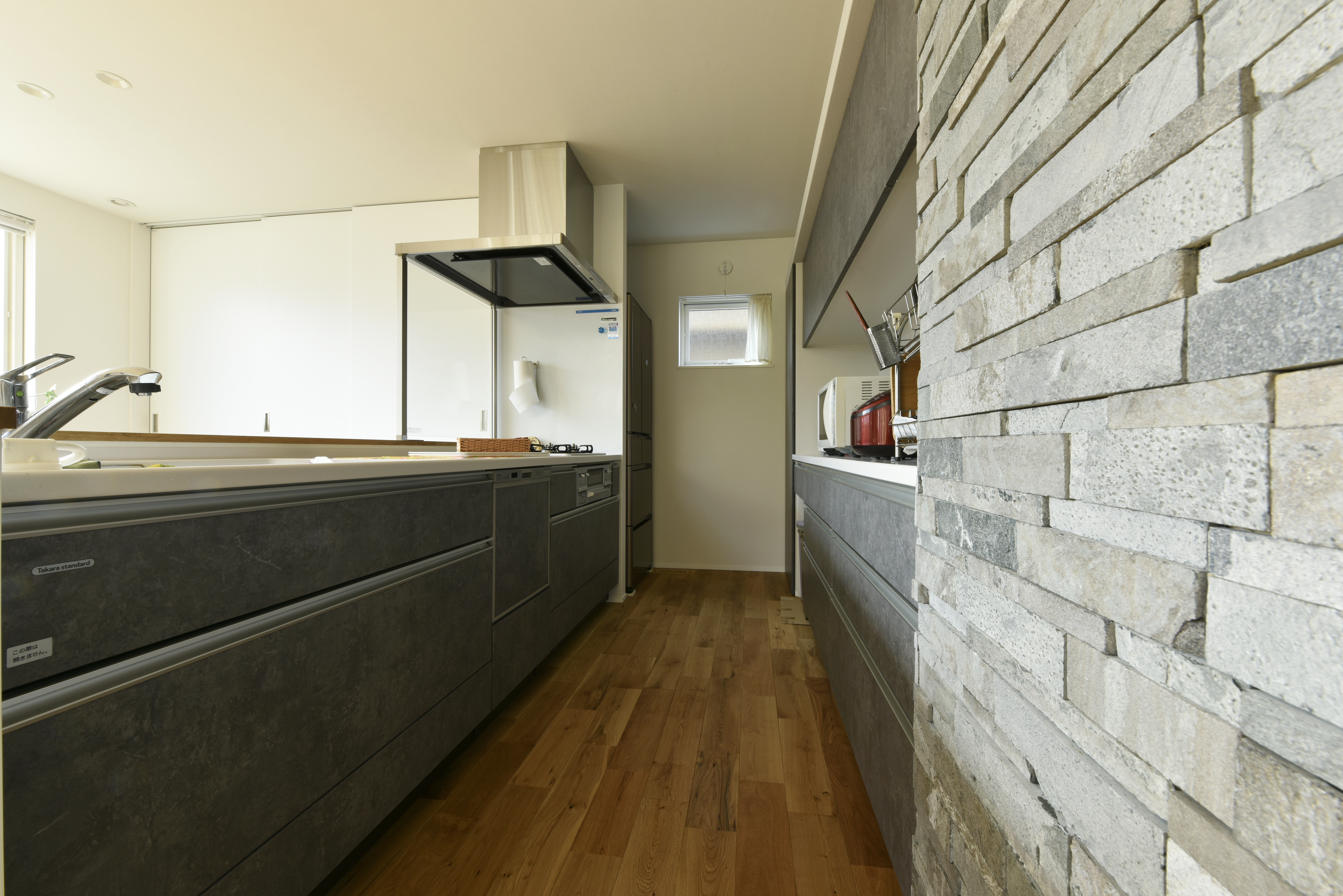 モダンなインテリアの対面キッチン