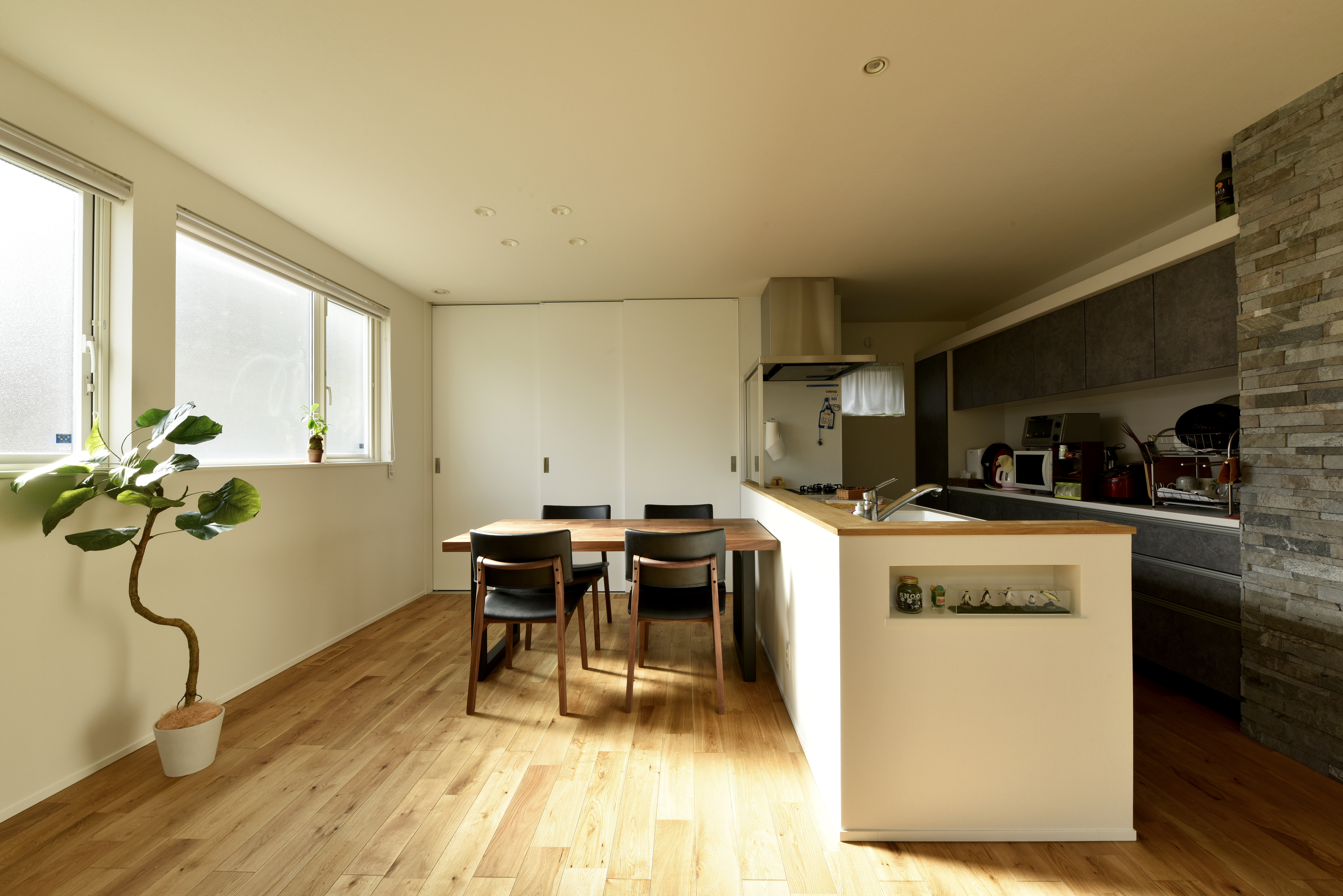 木や石の素材感が楽しめるLDK