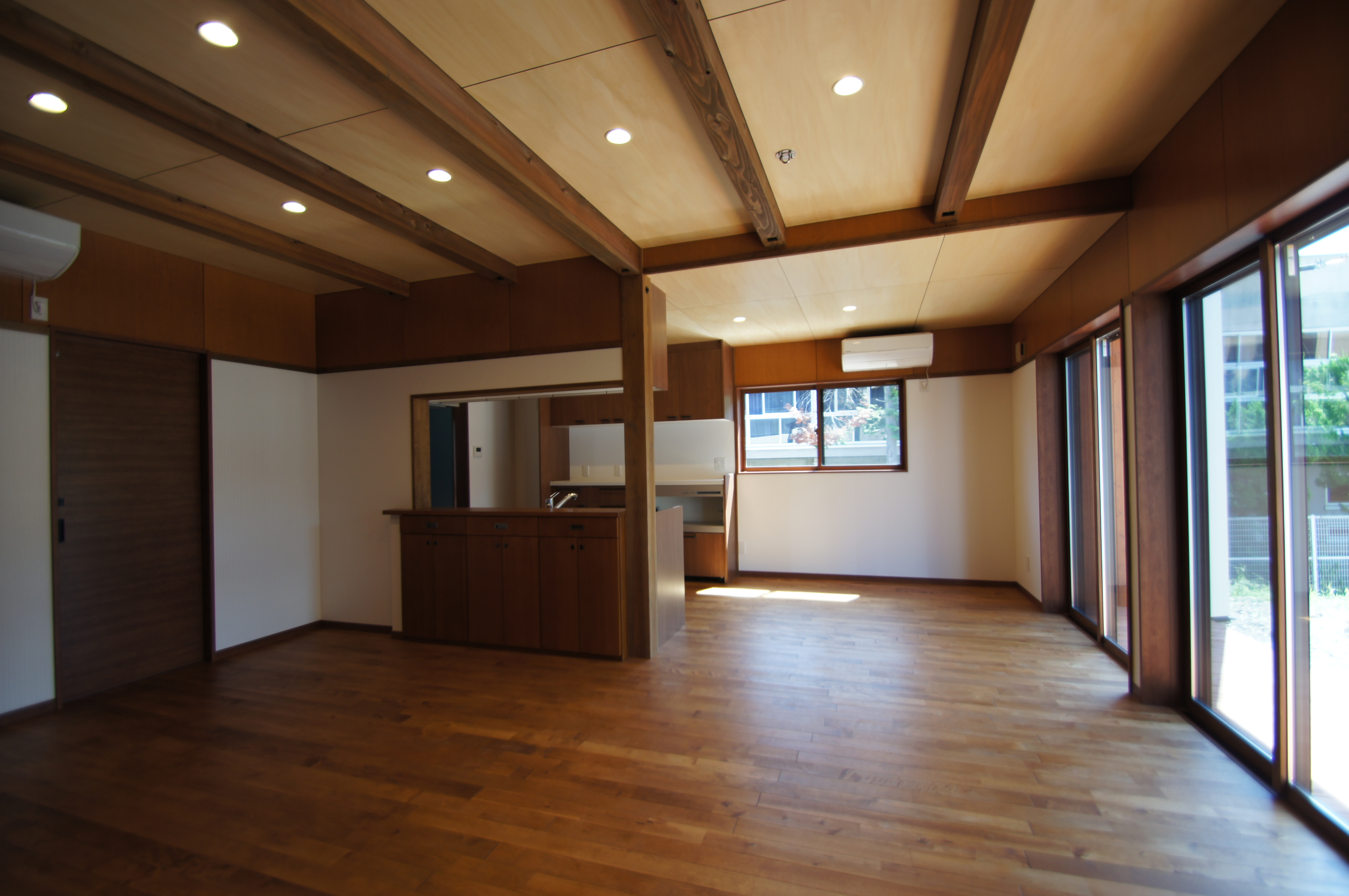 シナ合板と杉無垢梁 Fevecasa フェブカーサ