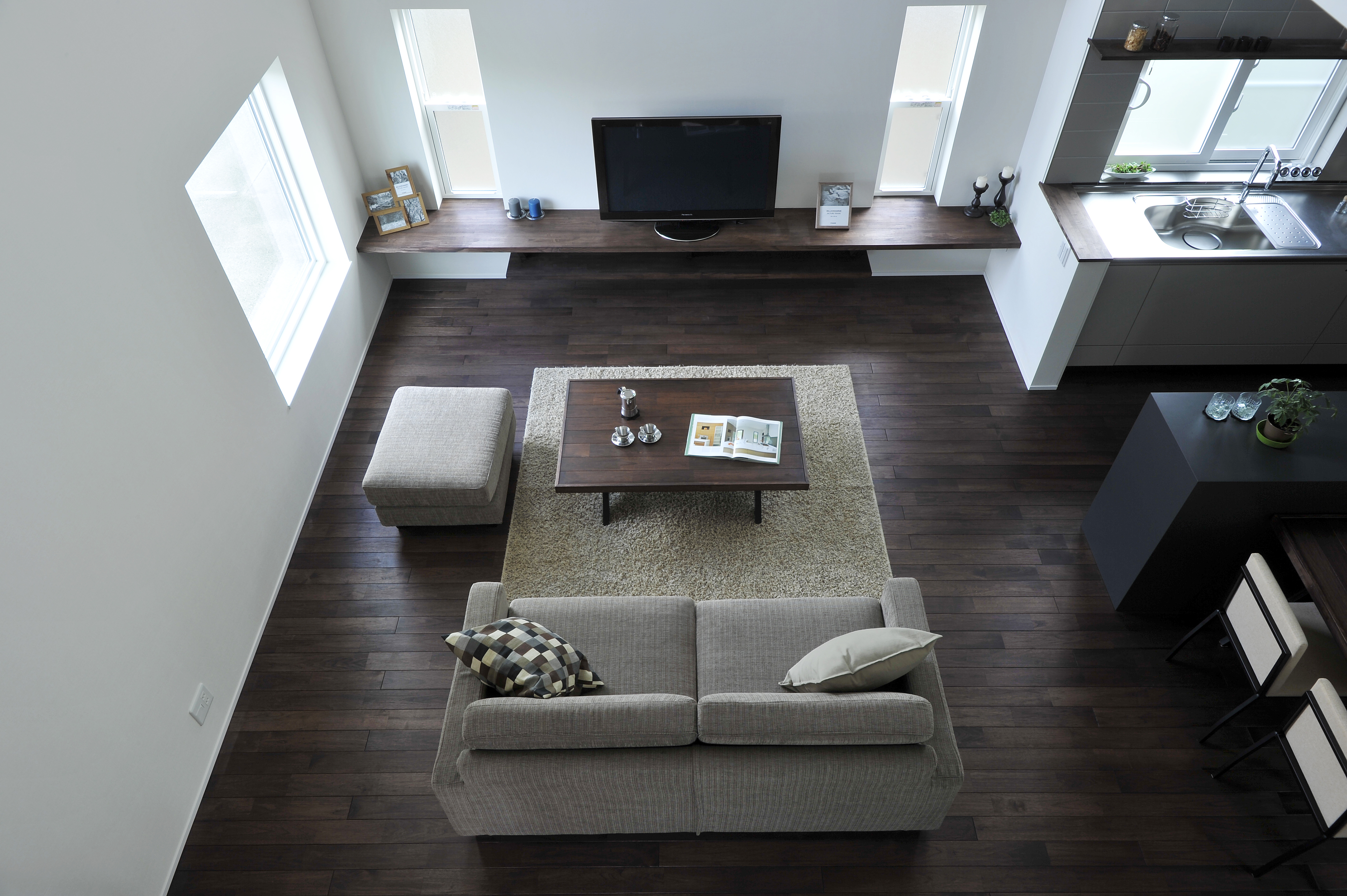 ウォルナットの無垢材で高級感をプラス