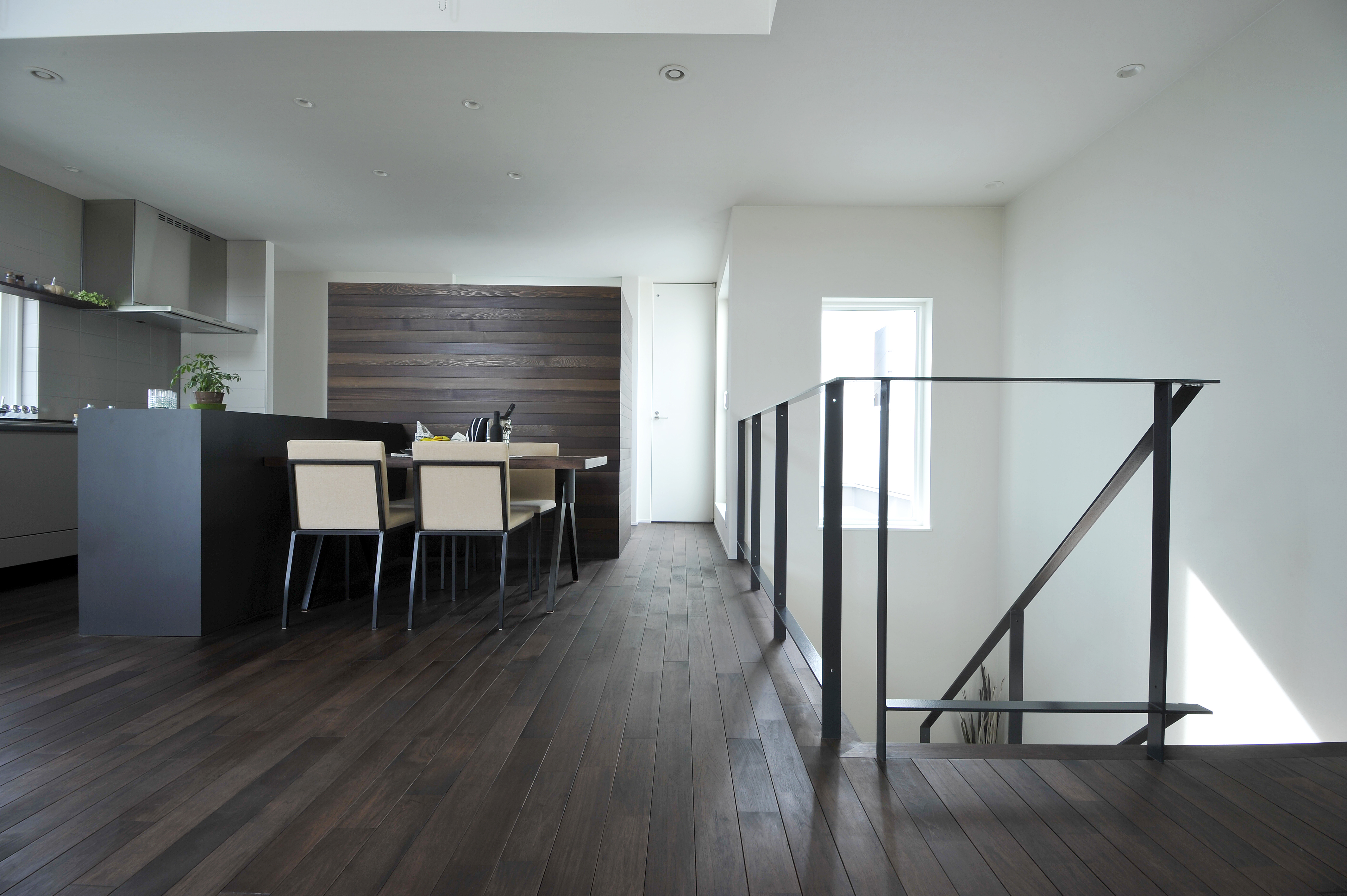 スチール手すりが空間をシャープに