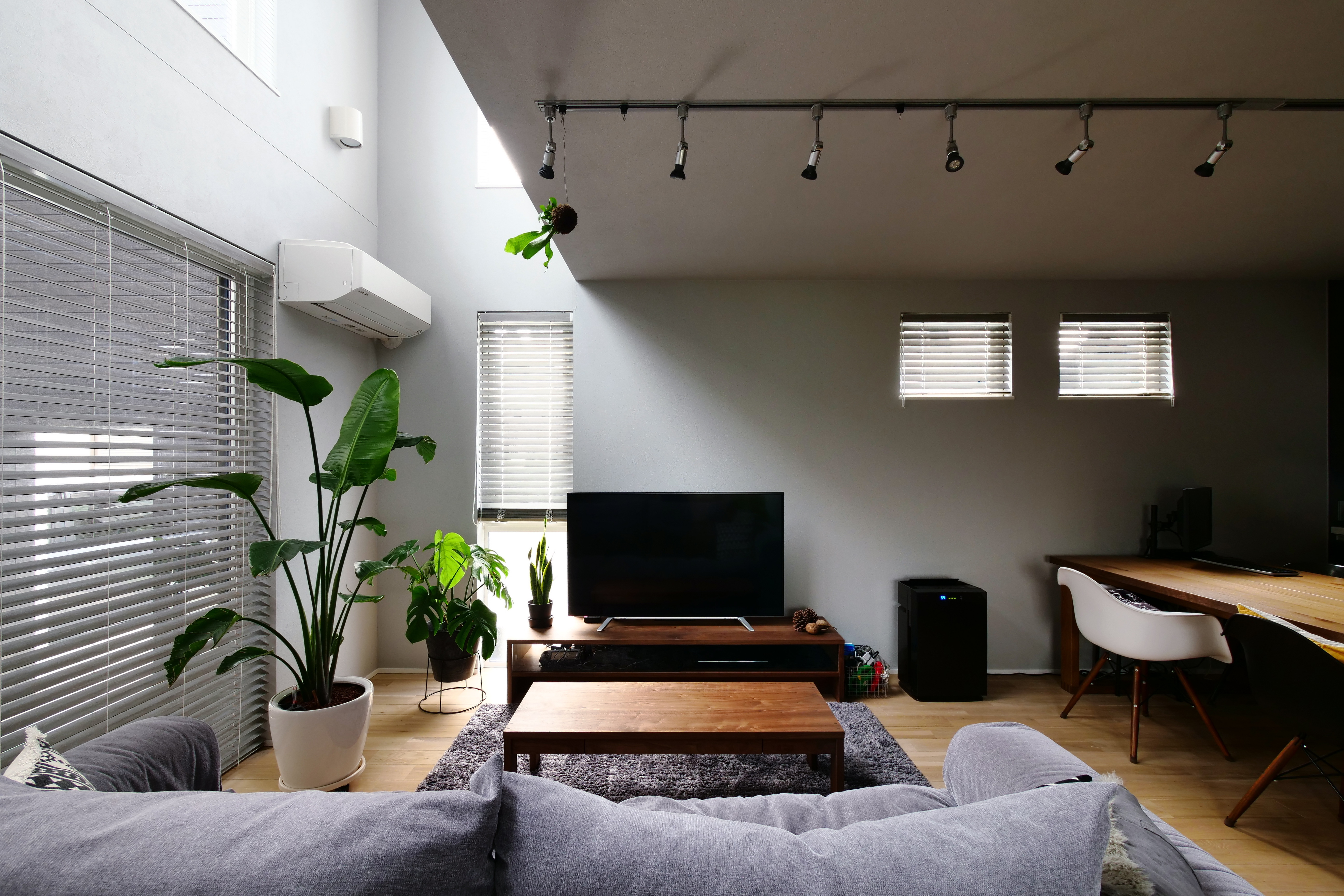 小さな吹き抜けからも効果的に光を取り込む