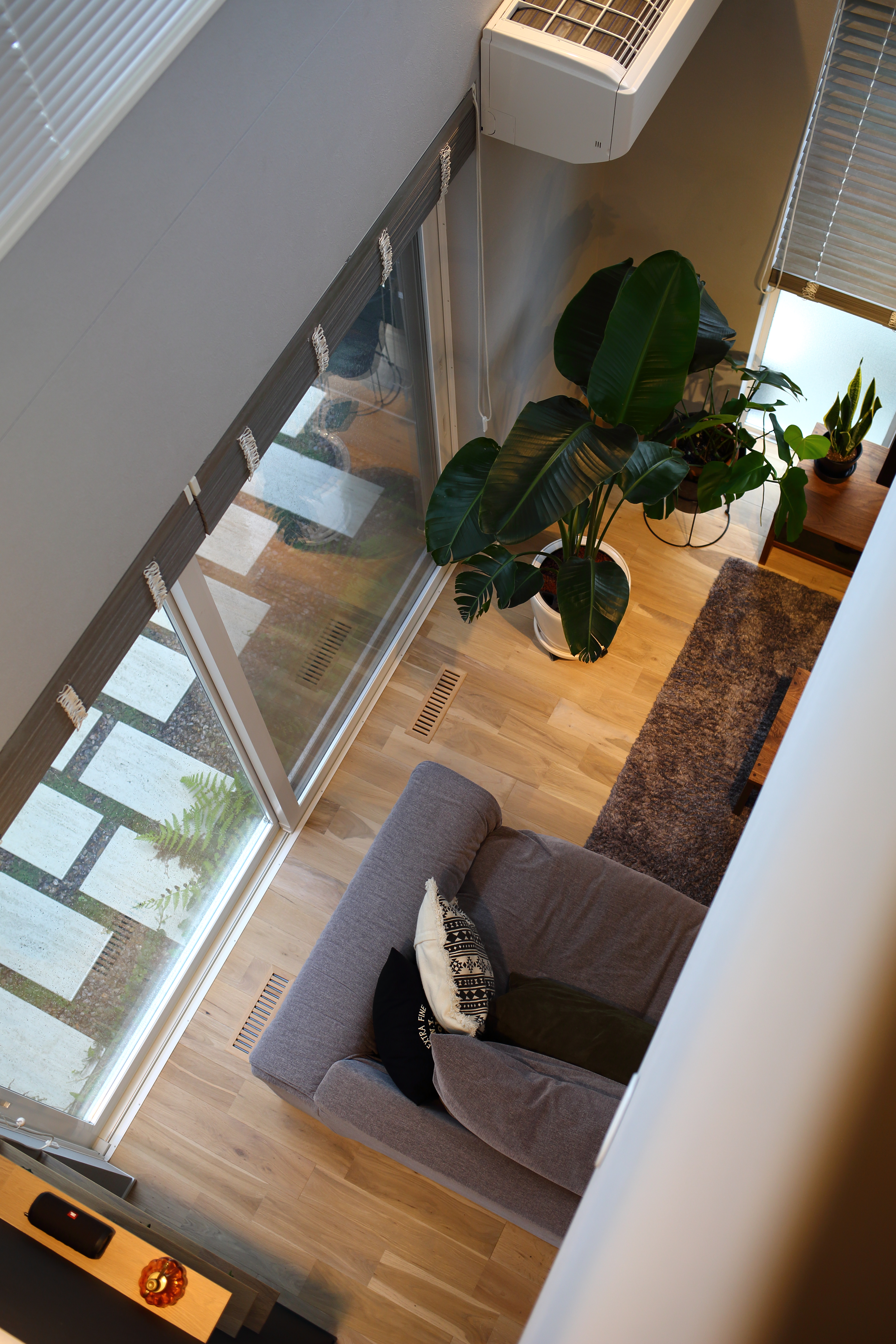 吹き抜けからリビングを見る