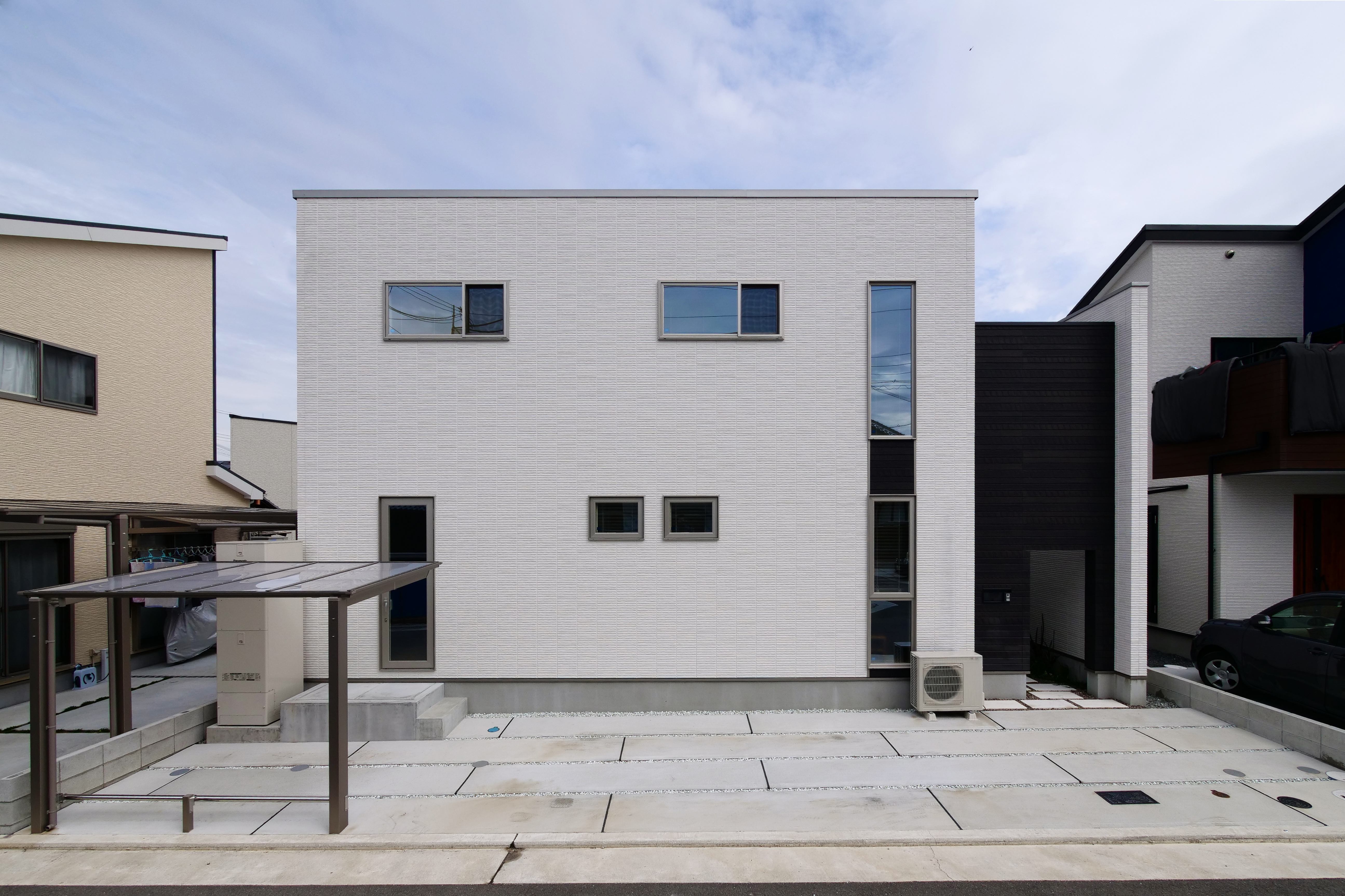 シンプルなキューブ型の外観