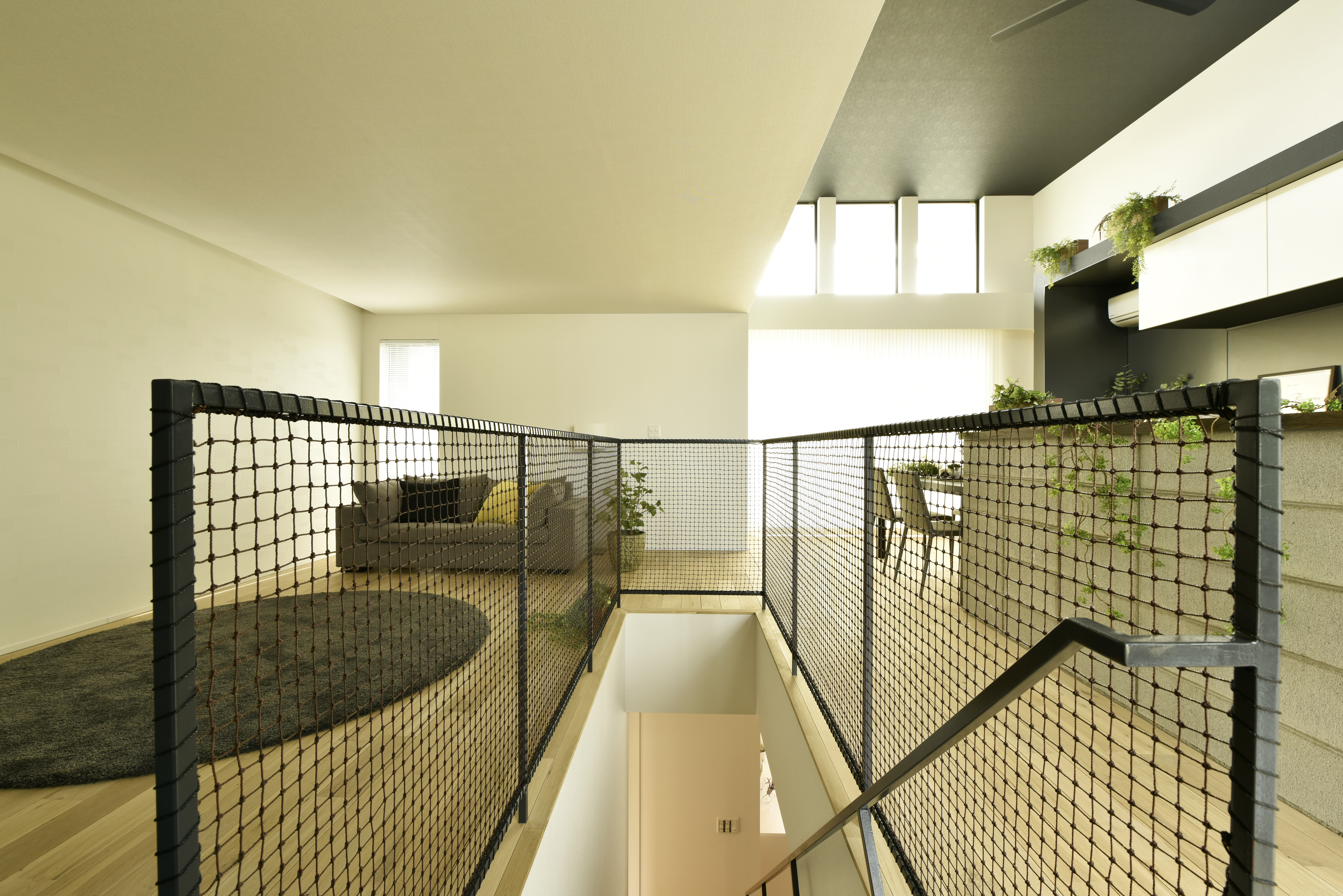 LDKの真ん中に鉄骨階段を配置した大胆な間取り