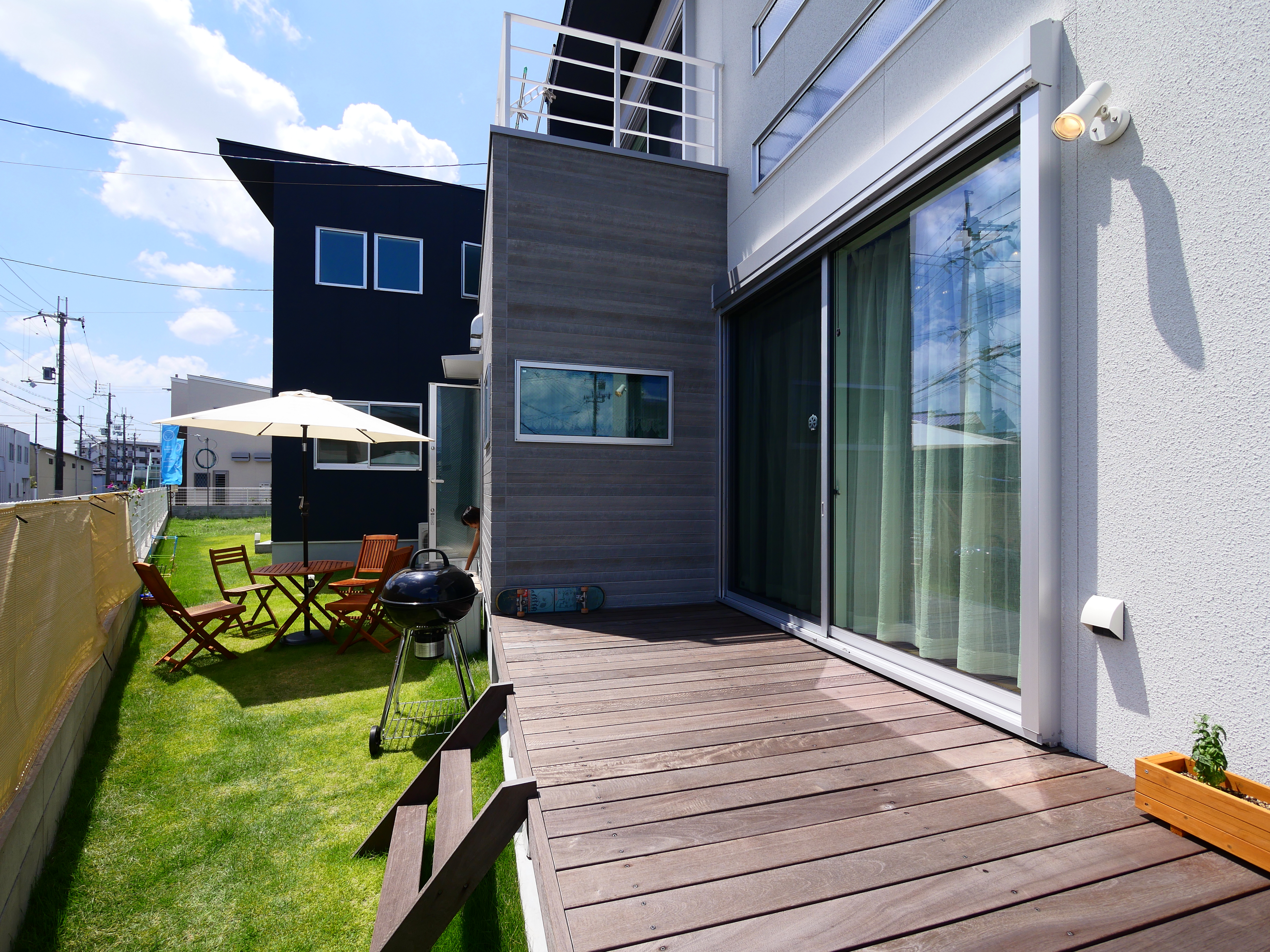 リビングから繋がる南側ウッドデッキテラス