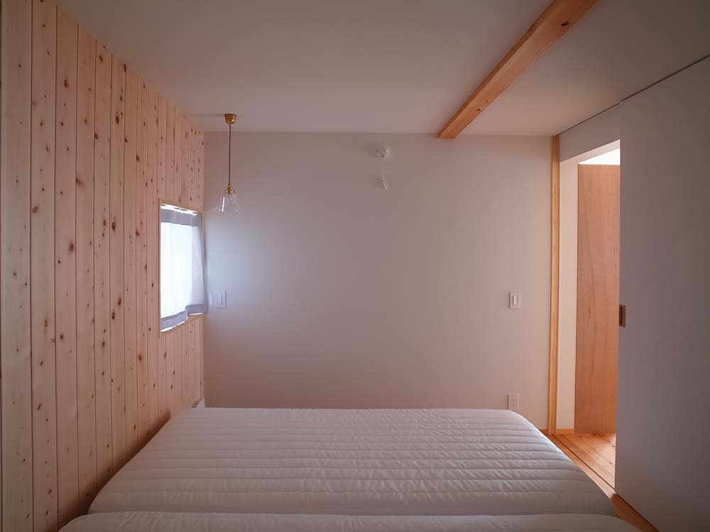 天井の低い寝室