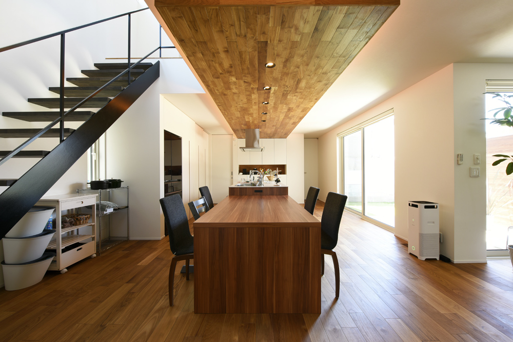 一段落とした天井が印象的なダイニングキッチン