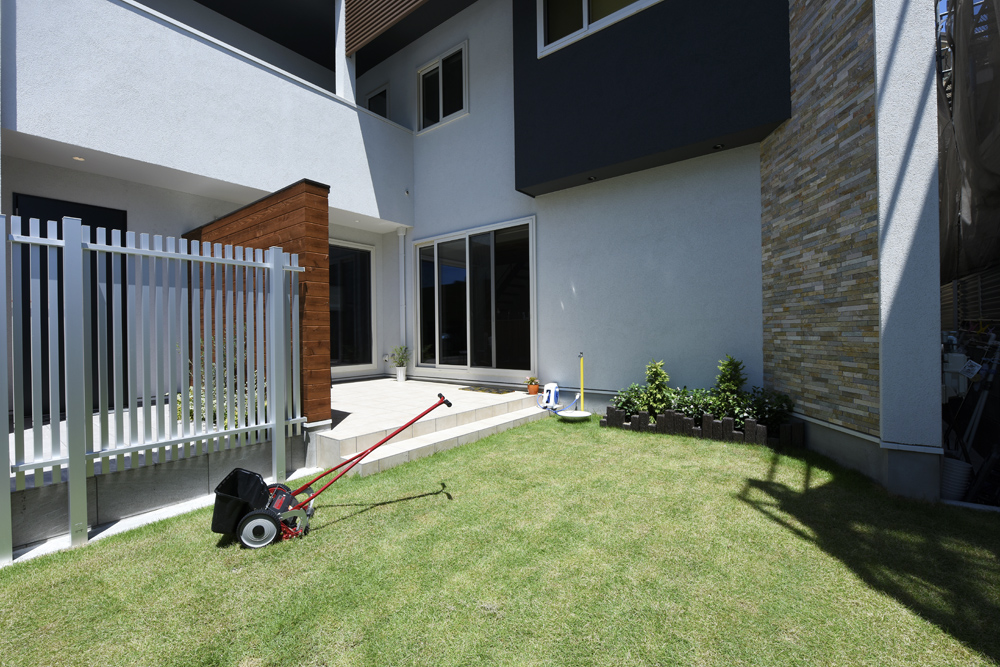 L字型の建物に囲まれた中庭