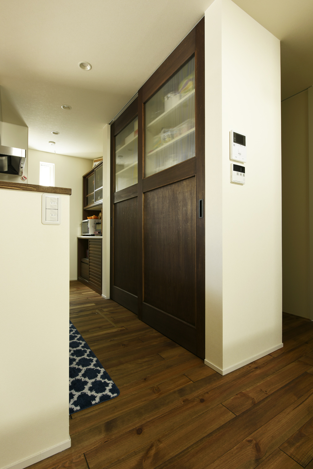 カップボードは奥様こだわりの造作扉