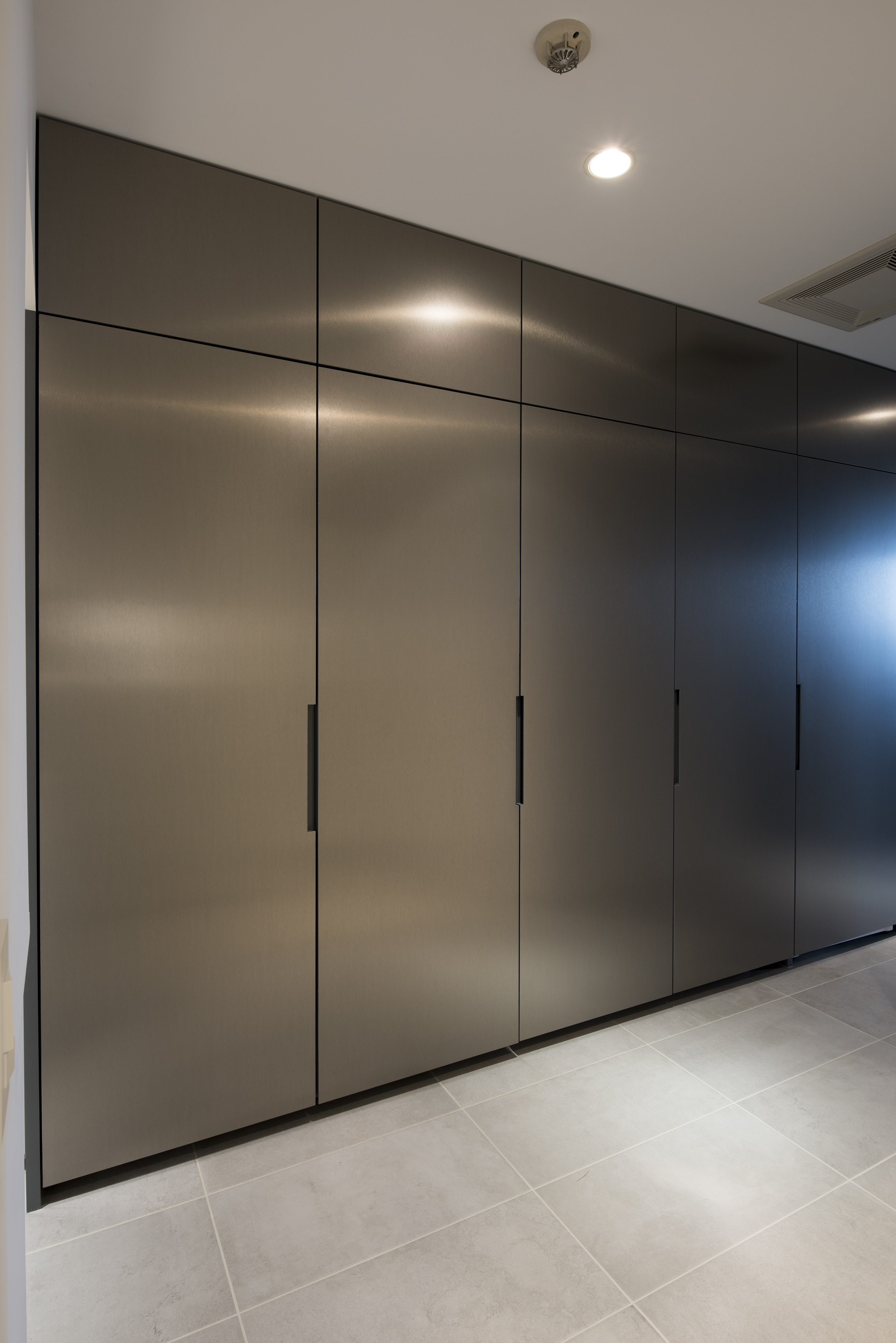 玄関に面する収納扉