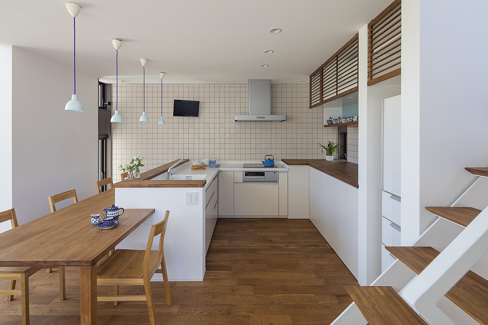 無垢材を多用した温かみのあるダイニングキッチン