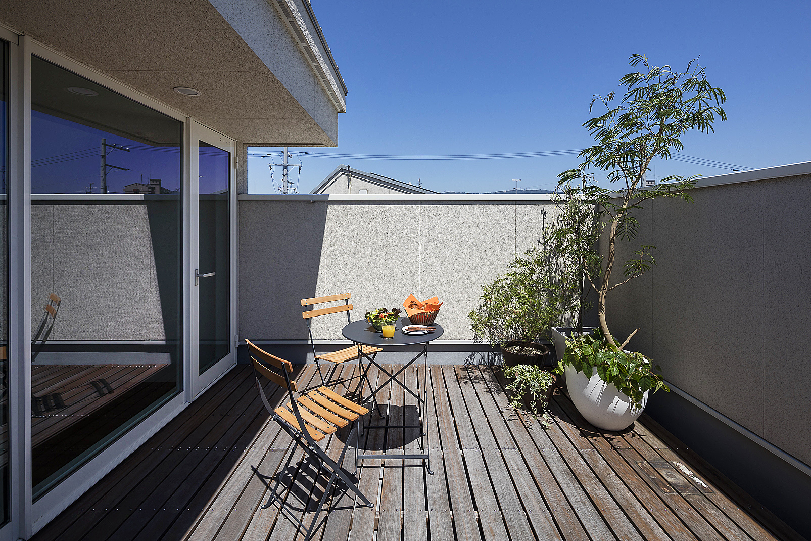 バルコニーにはグリーンを飾り家族だけの庭