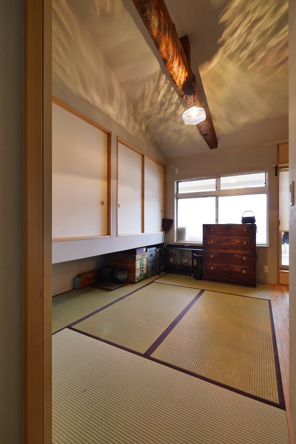 勾配天井と畳敷の寝室