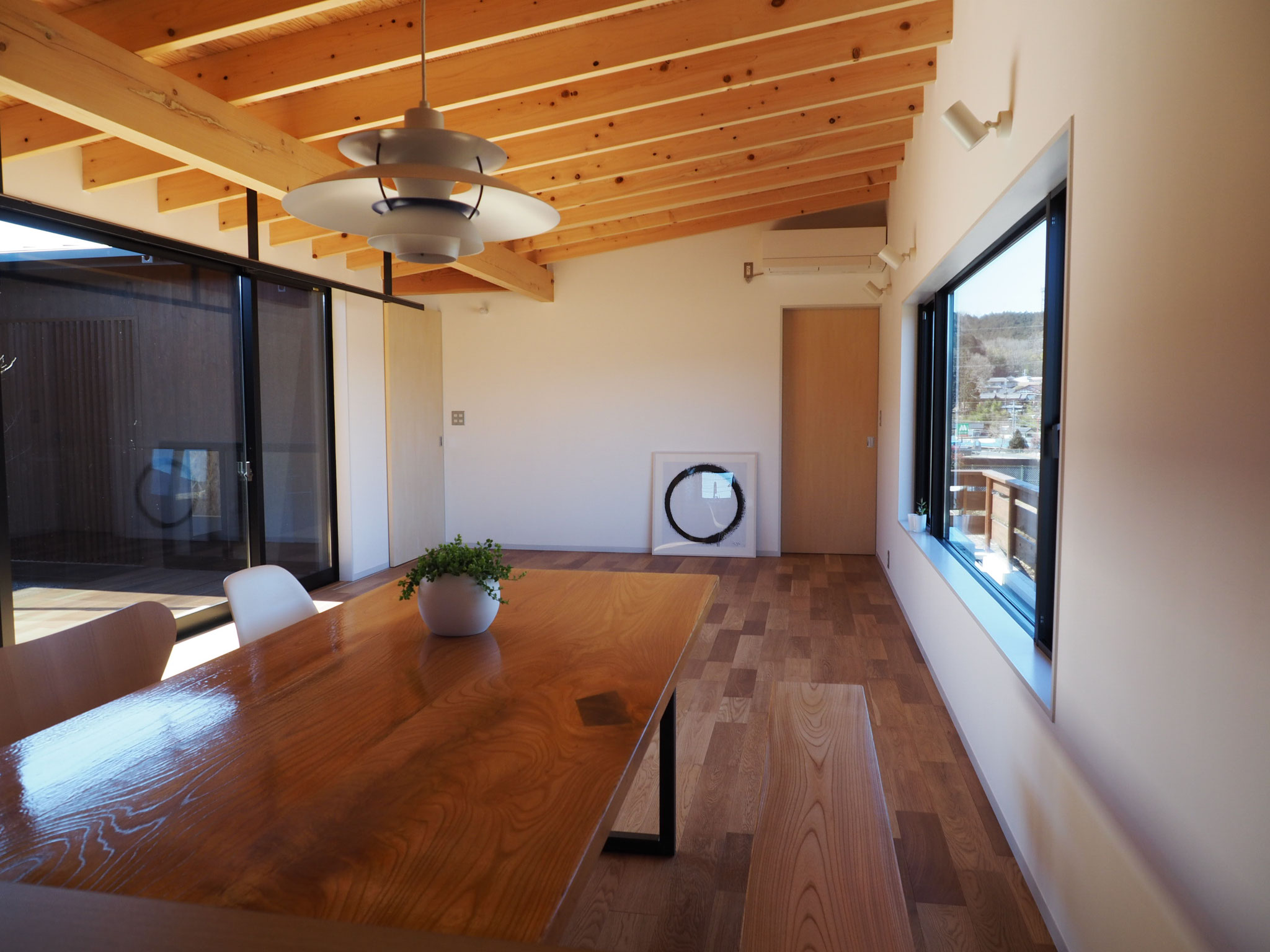 中山道 白雨の家　中庭をのぞむことのできるリビング