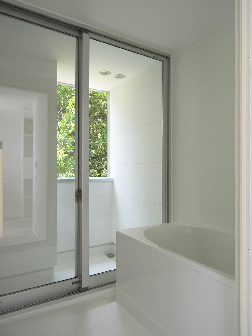 緑が見える浴室