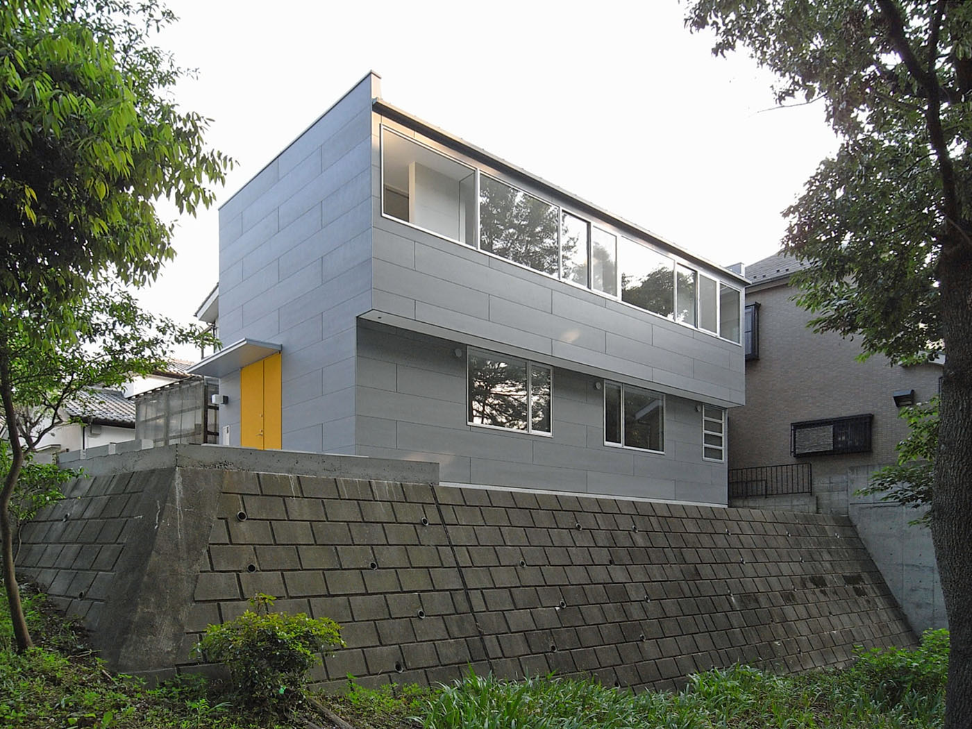 崖に面した外観