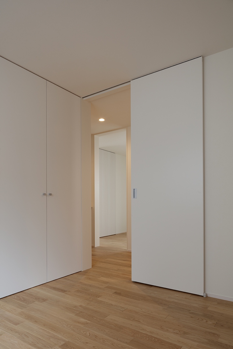 二つの個室の間にウォークインクローゼット