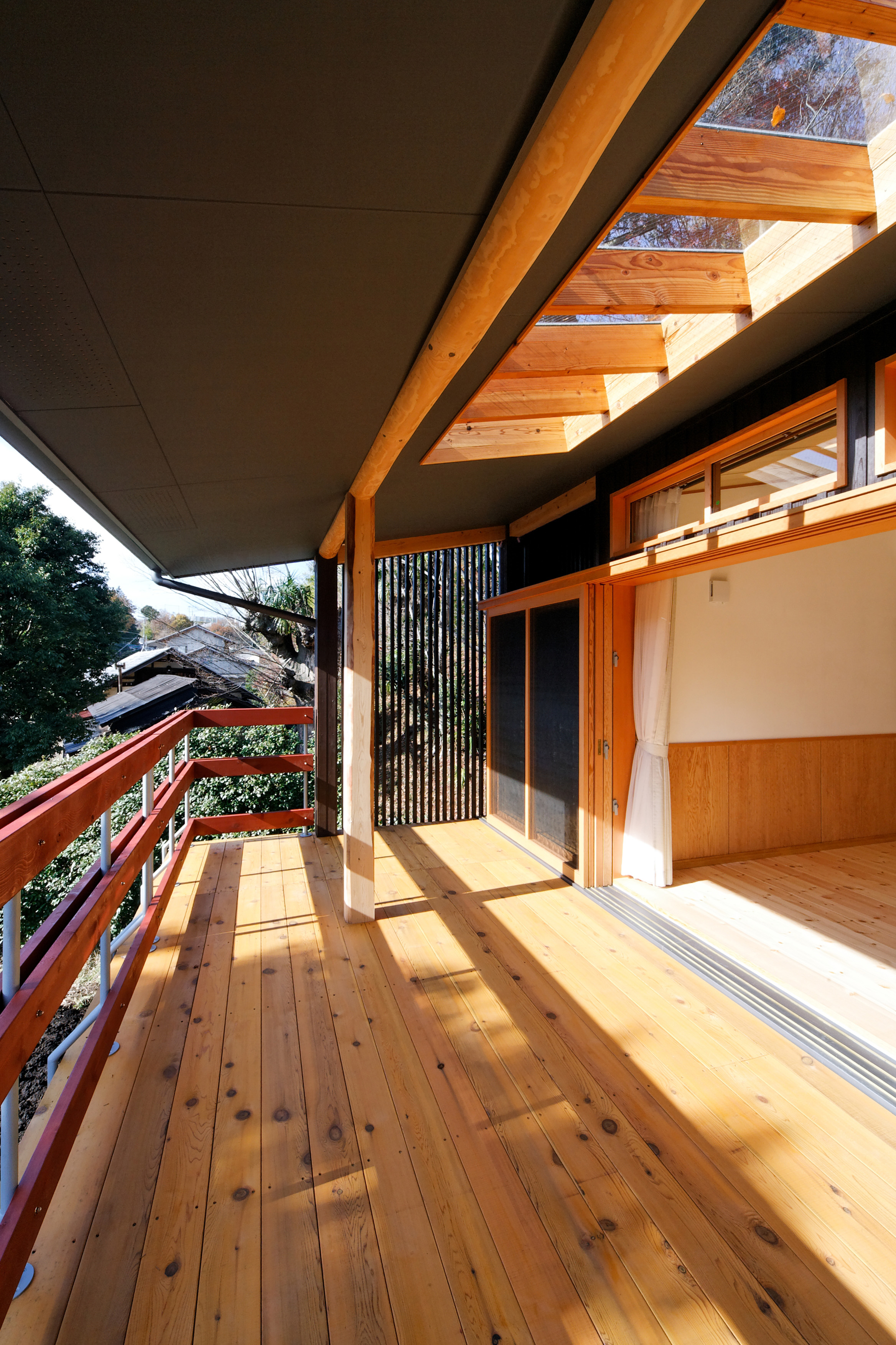 深い軒から景色を見る