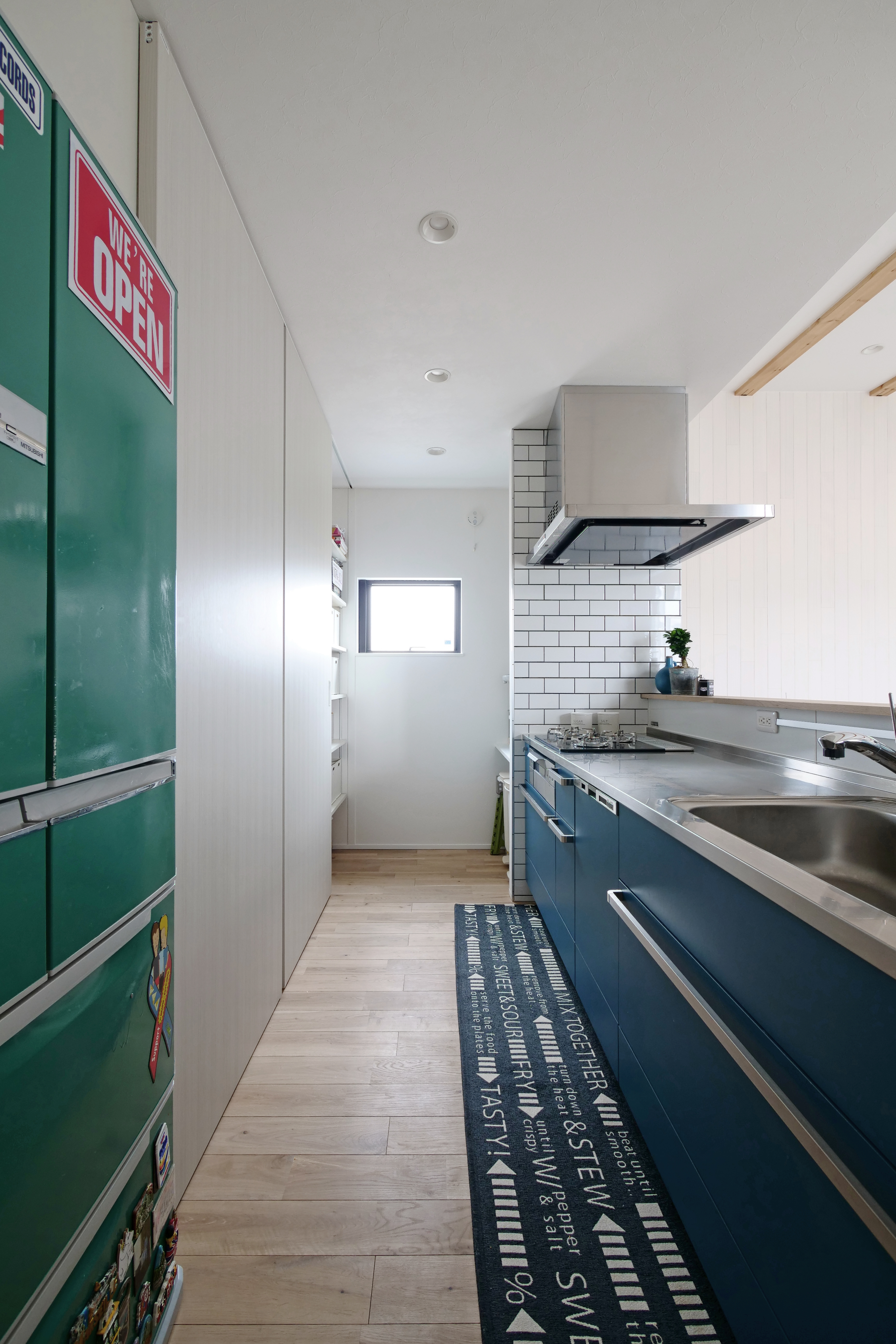 ビビットなカラーでカジュアル感を演出