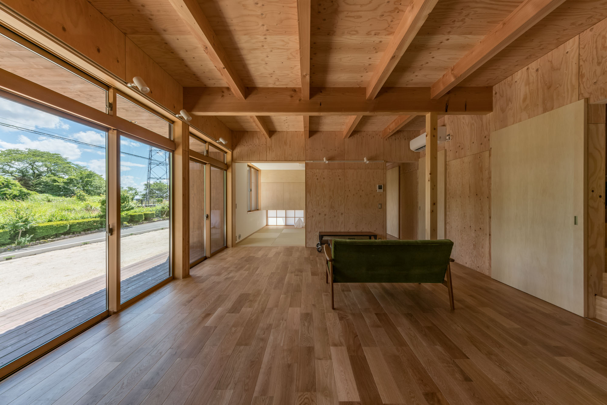 キッチンからリビングを見る