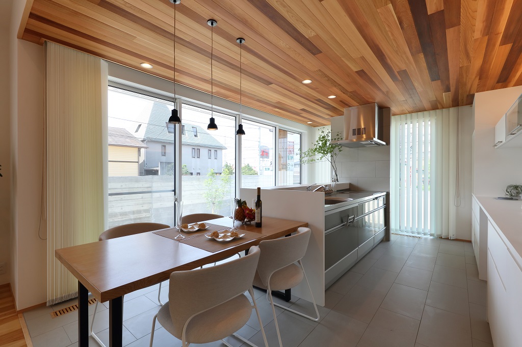 風と太陽の恵みも楽しめるキッチン