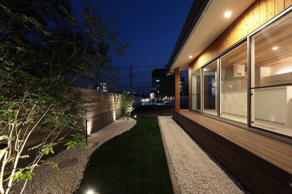 杉板の浮造り模様の美ししい壁のある庭