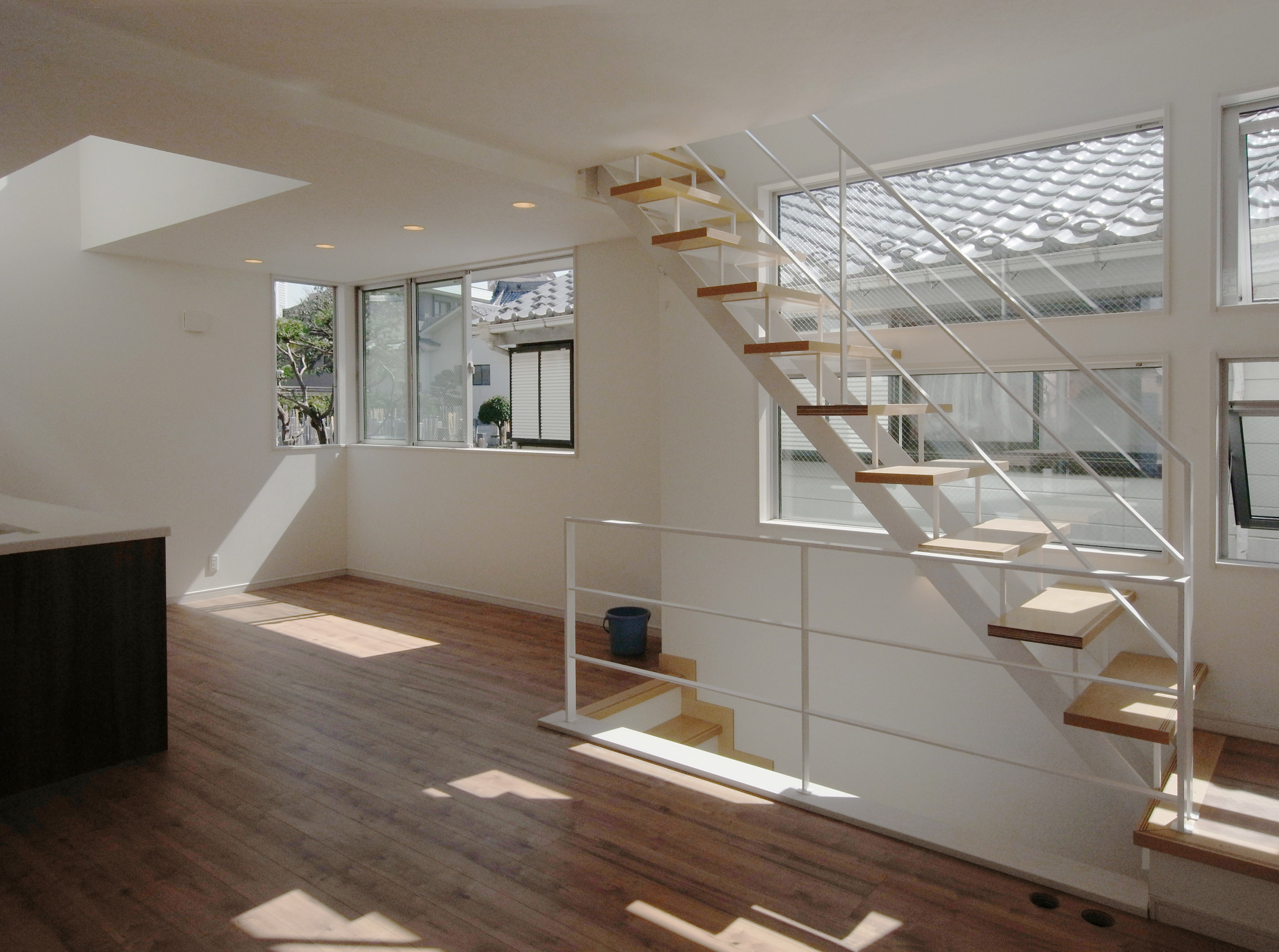 南面にスチール階段で採光確保