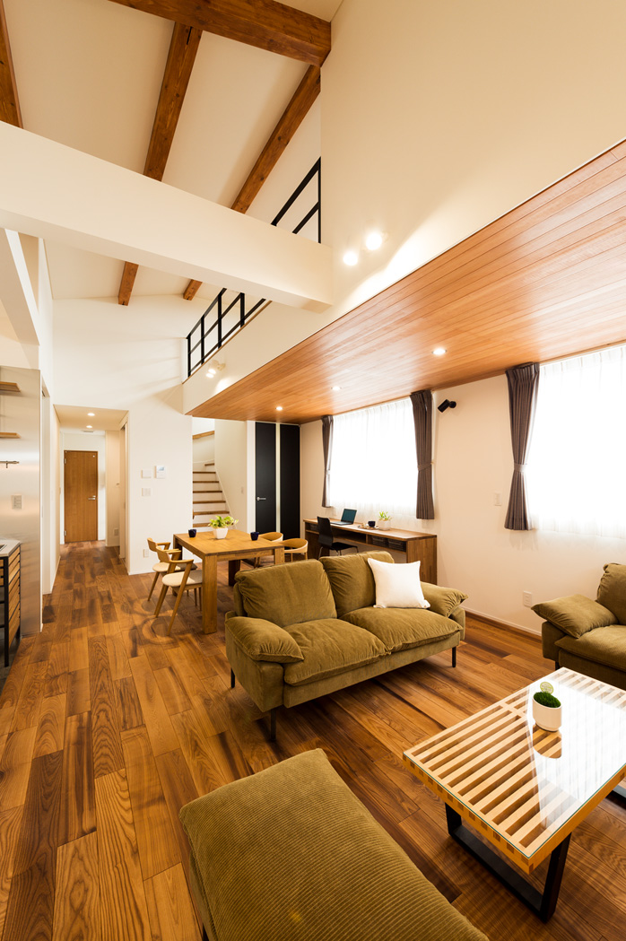 ロフトとつながる2階リビング。