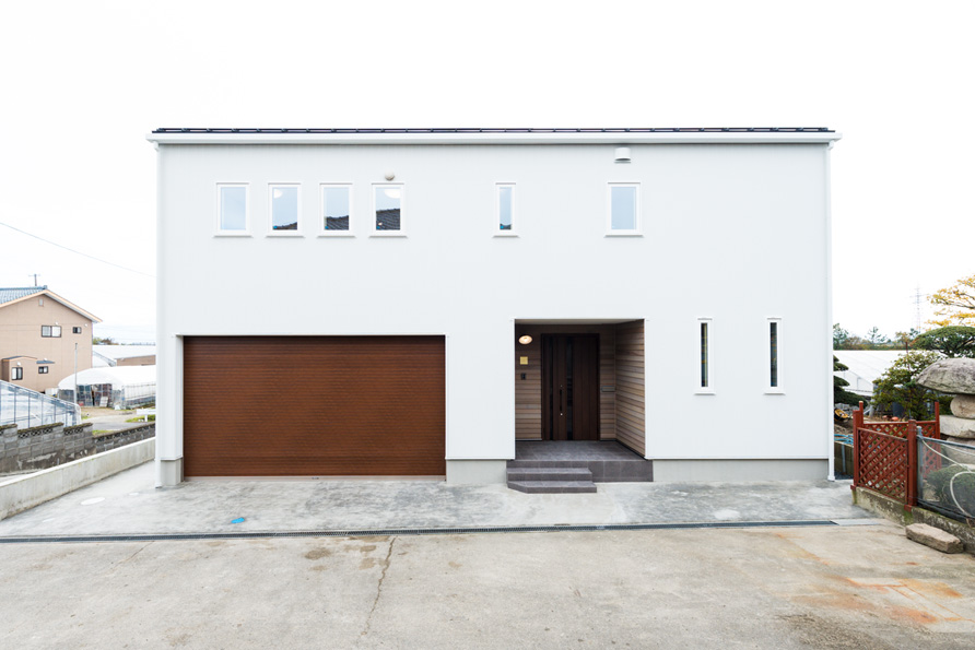 真っ白な四角いガルバリウムの外観。