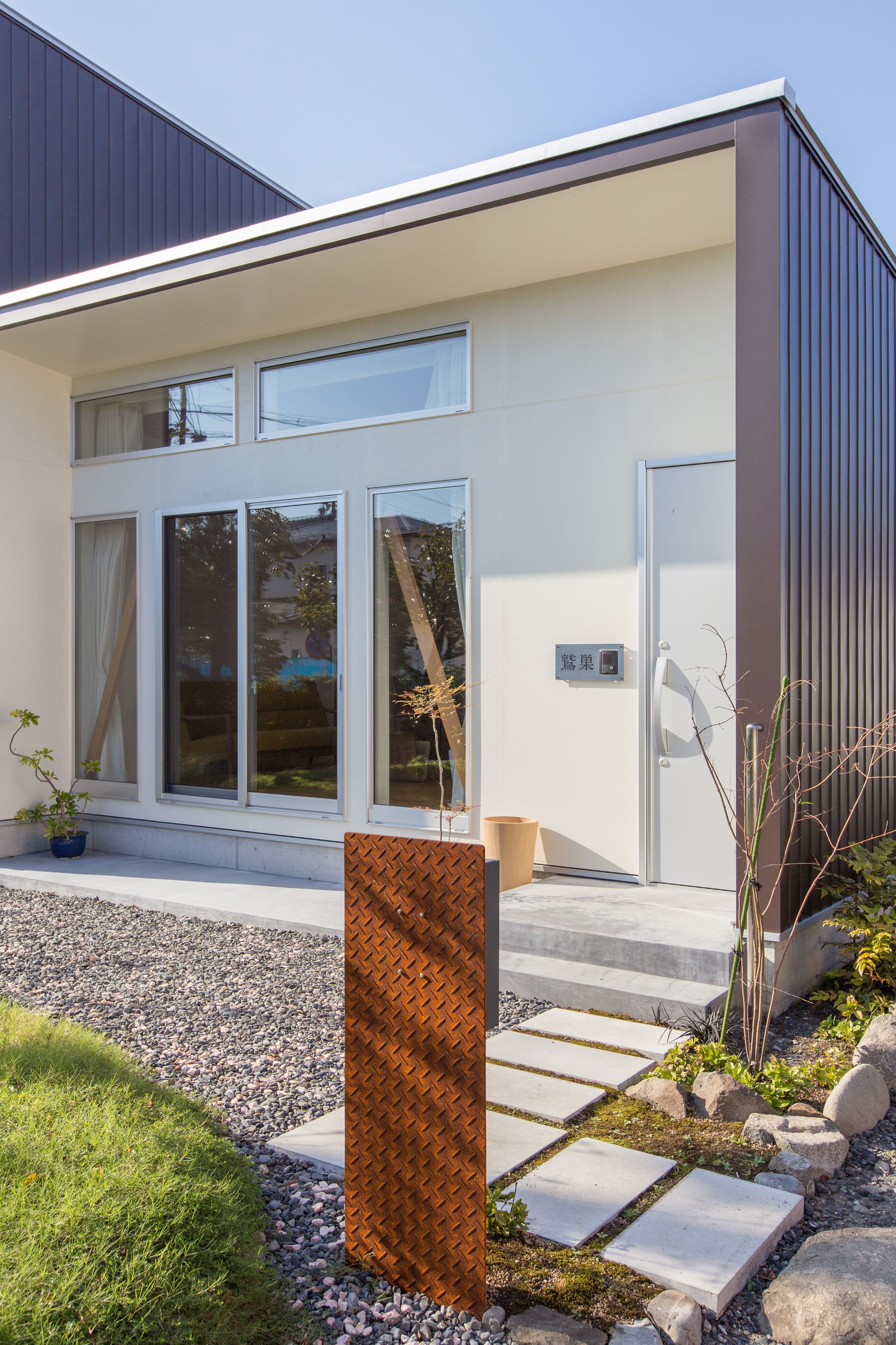 庭より南側外観を見る