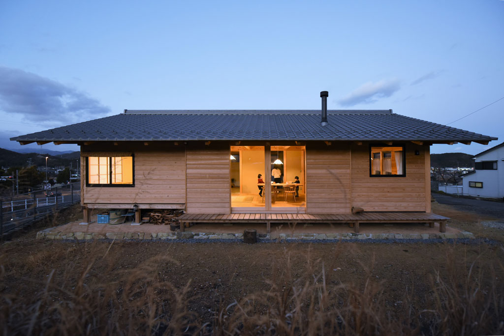 石の上に立つ「木と土の家」