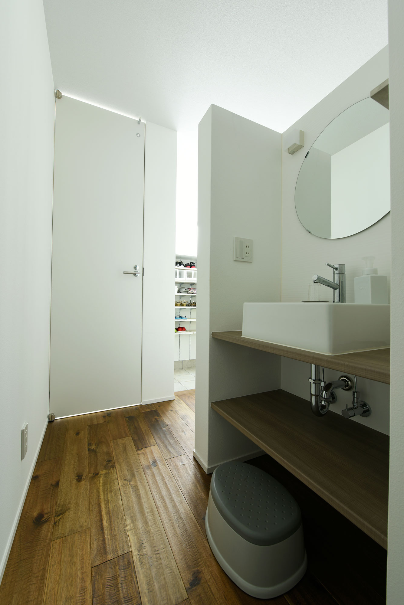 玄関すぐの洗面スペース