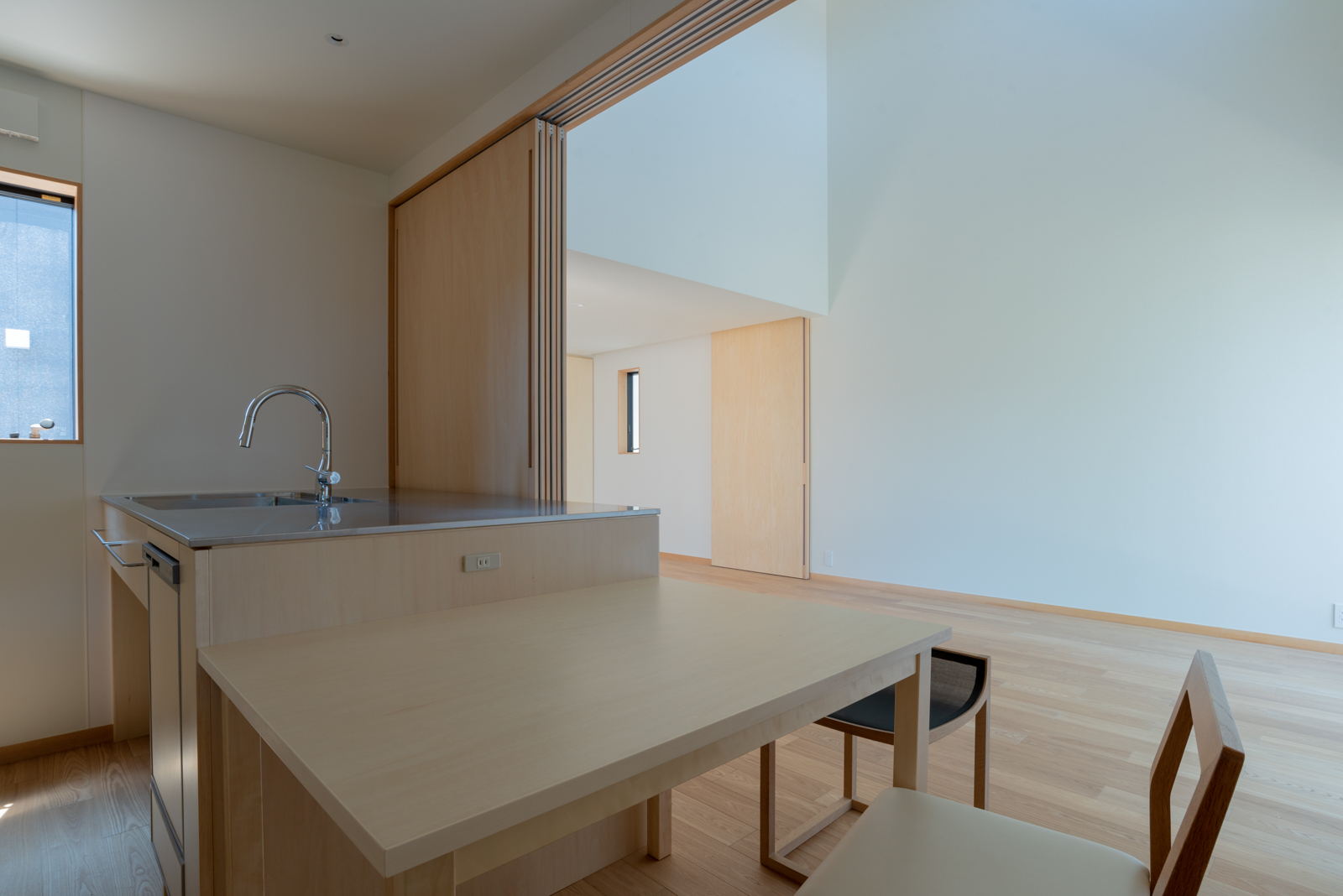 ダイニングからリビングを見る