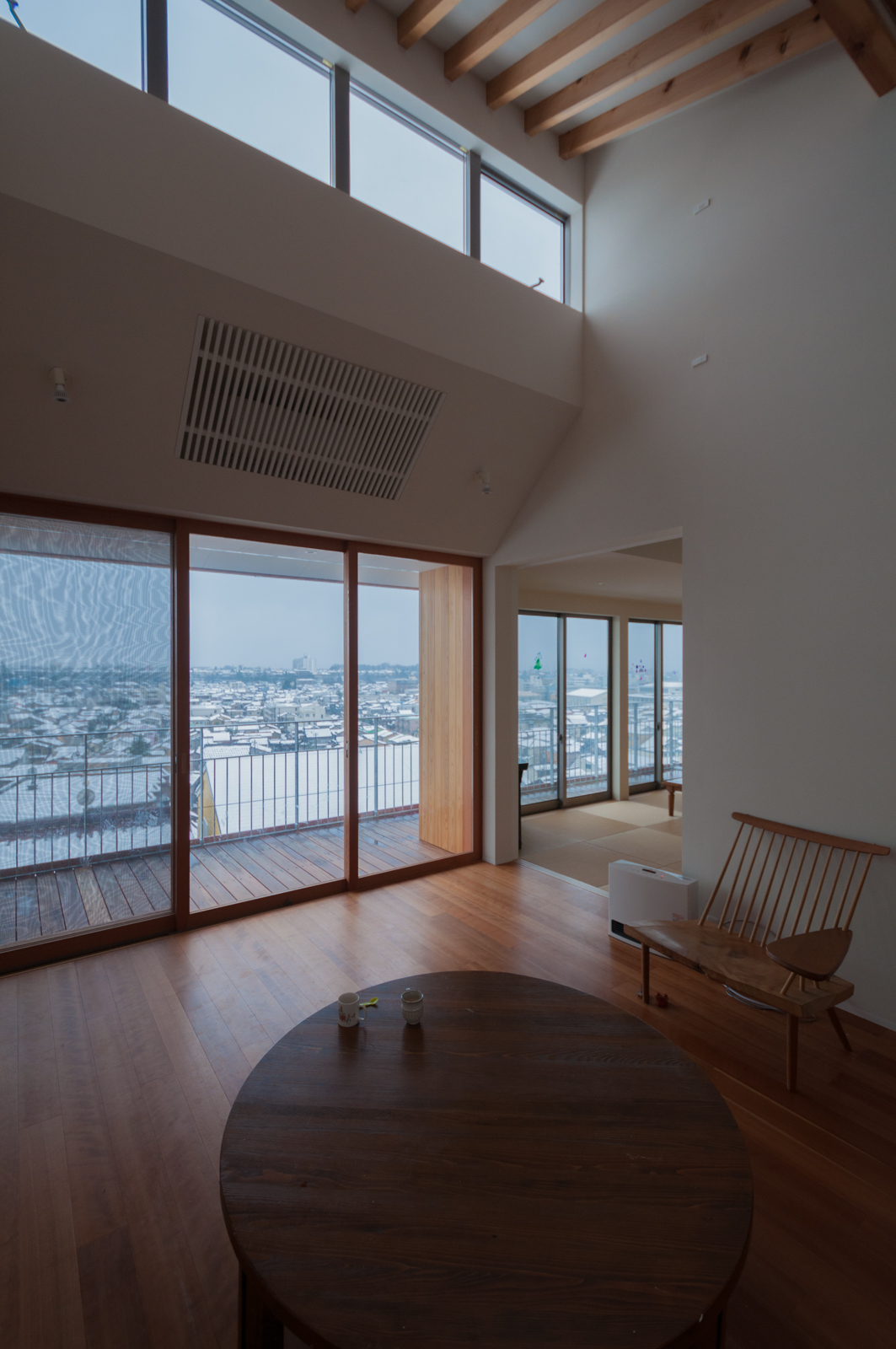 リビングからバルコニー越しに街を見下ろす