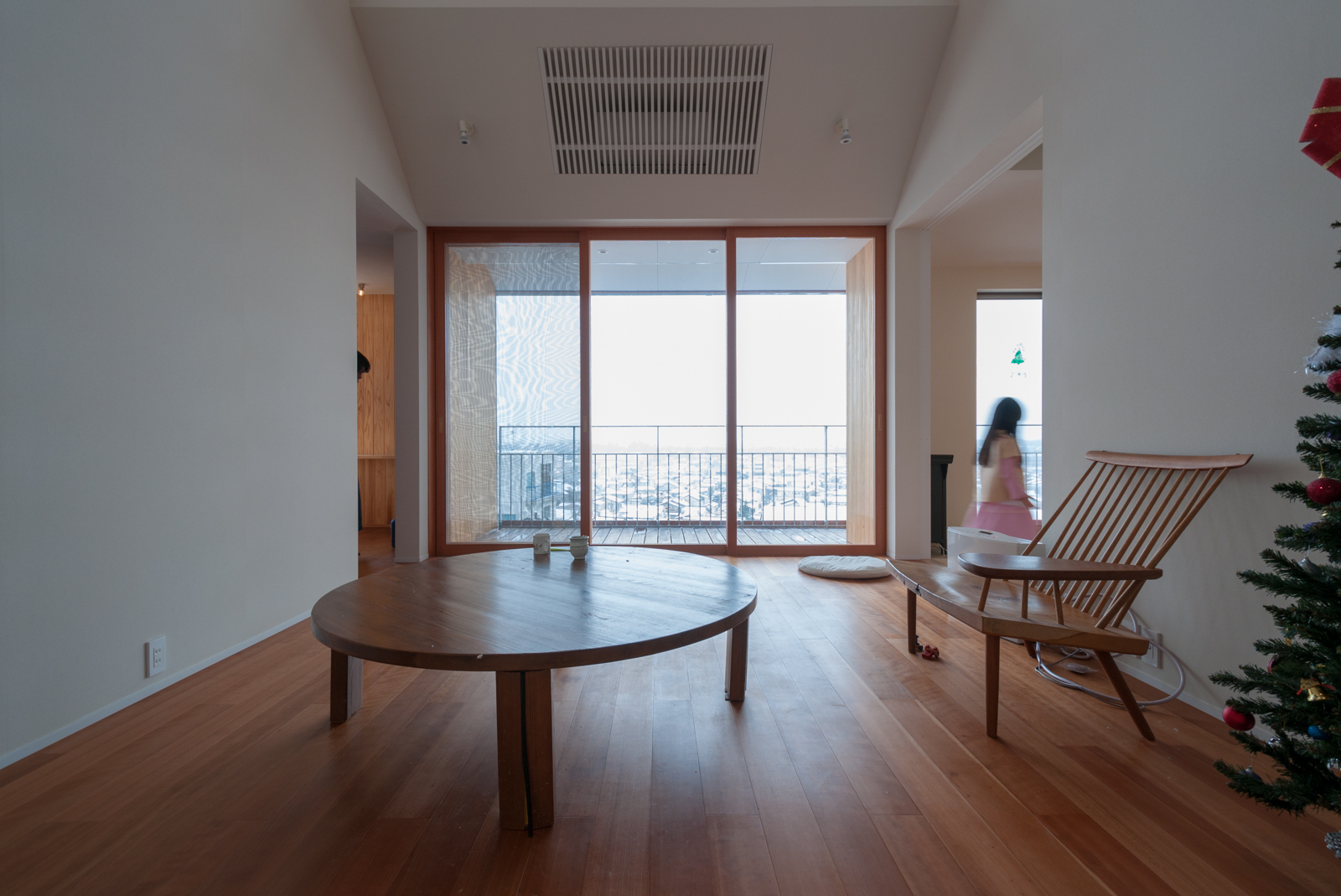 リビングからバルコニーを見る