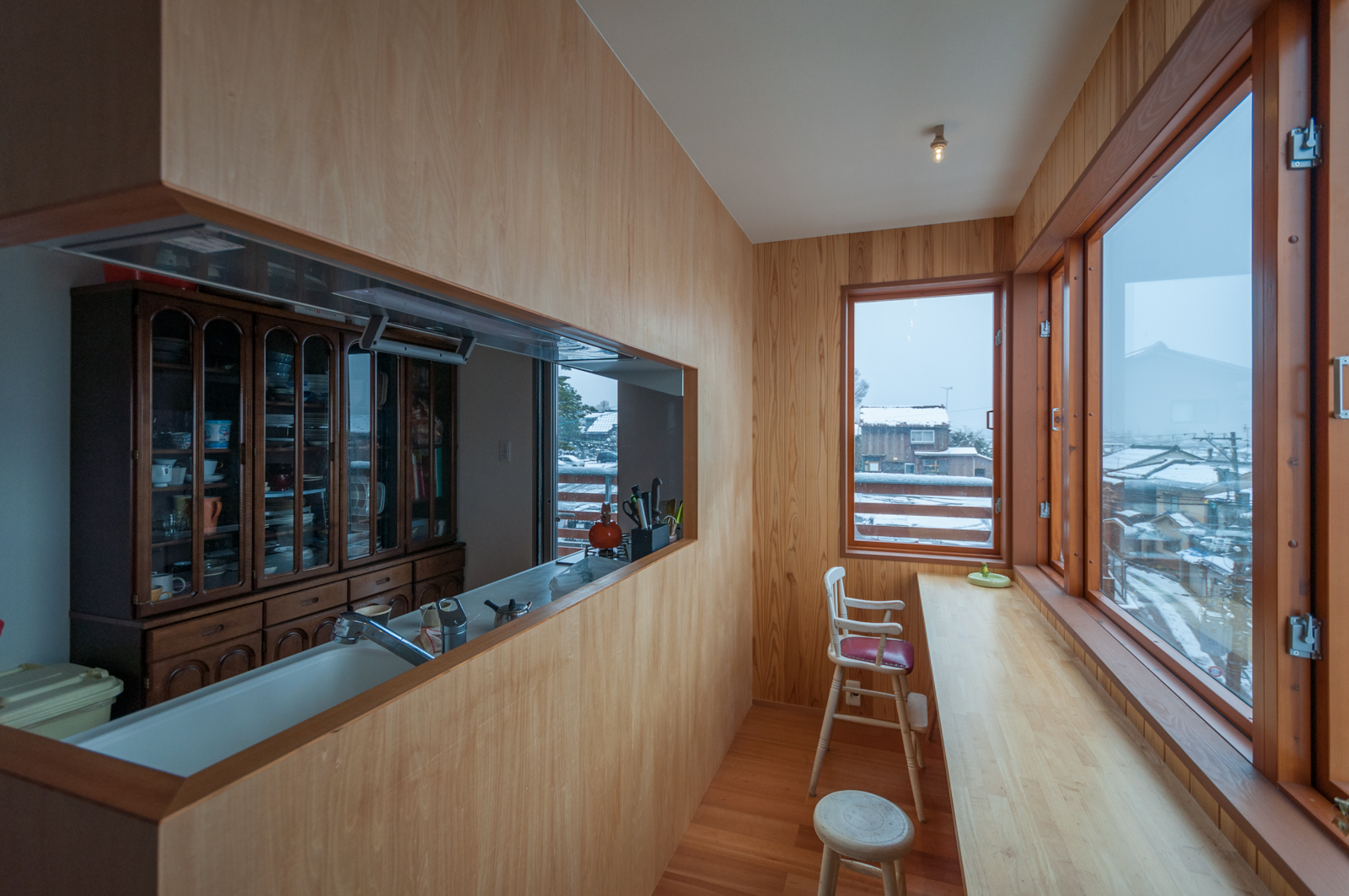 キッチンから窓辺を見る