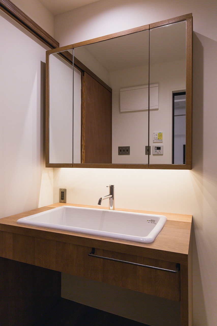 あえて小口を見せた洗面収納