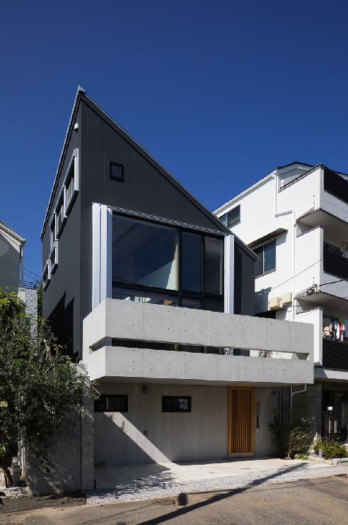 室内縁側の家 La Casa Intorno del Patio -by mcja