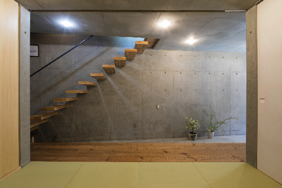 室内縁側の家 La Casa Intorno del Patio -by mcja