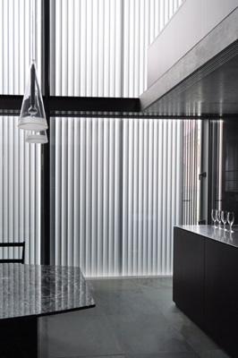 室内縁側の家 La Casa Intorno del Patio -by mcja